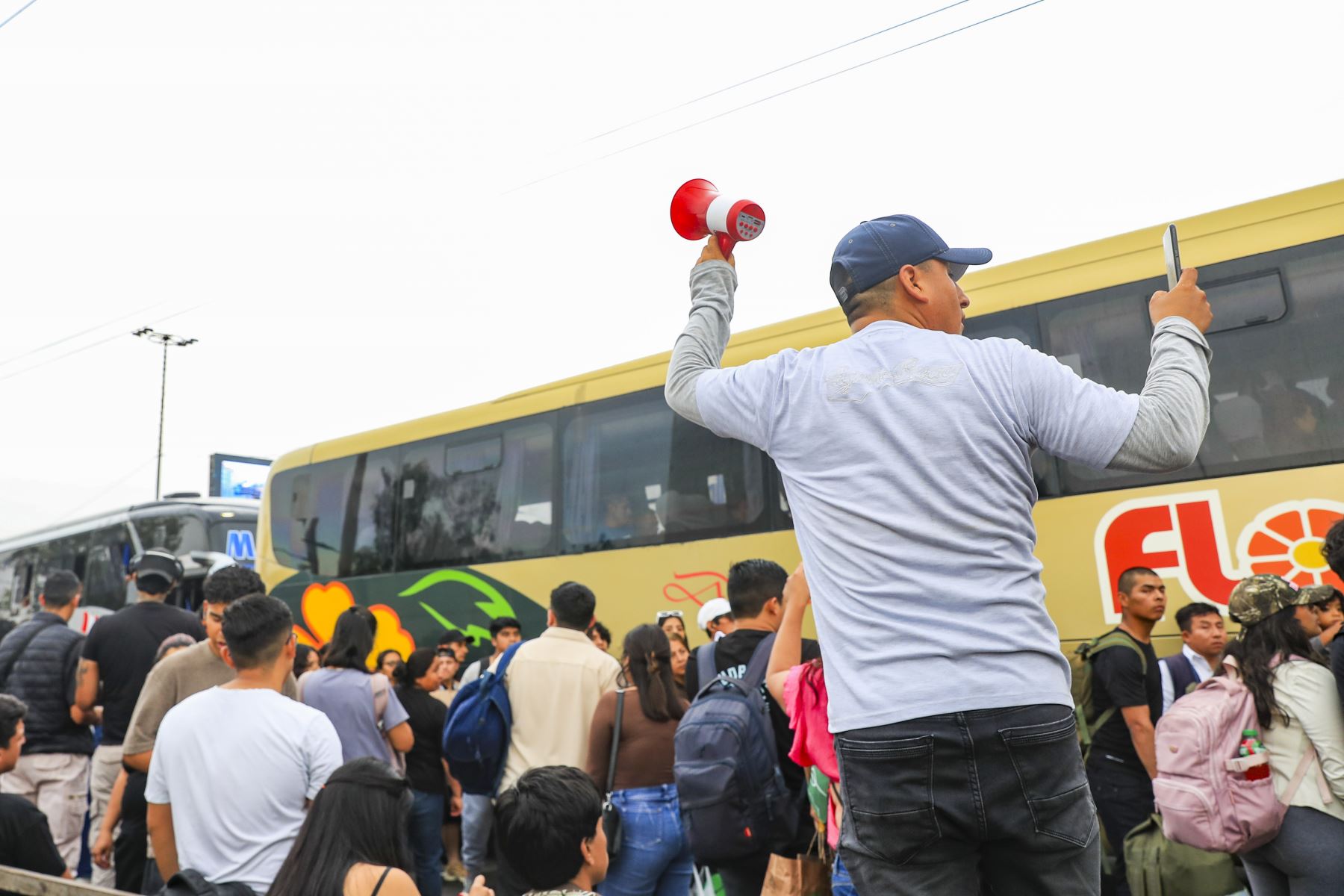 Este 31 de diciembre, decenas de personas se congregan en Atocongo a la espera de buses, autos y colectivos que los trasladen al sur de Lima, en medio de la alta demanda por viajes para pasar el Año Nuevo y las vacaciones fuera de la ciudad.
Foto: ANDINA/Ricardo Cuba