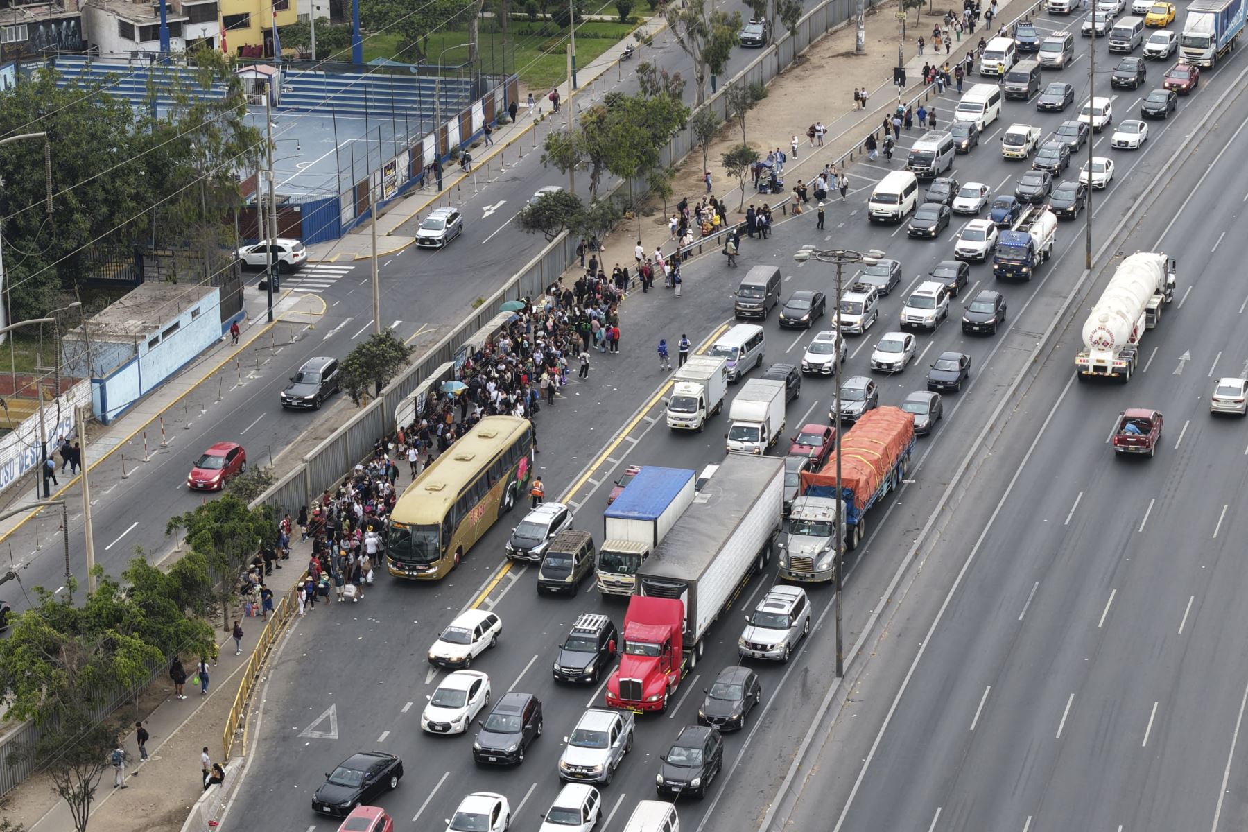 Este 31 de diciembre, decenas de personas se congregan en Atocongo a la espera de buses, autos y colectivos que los trasladen al sur de Lima, en medio de la alta demanda por viajes para pasar el Año Nuevo y las vacaciones fuera de la ciudad.
Foto: ANDINA/Ricardo Cuba