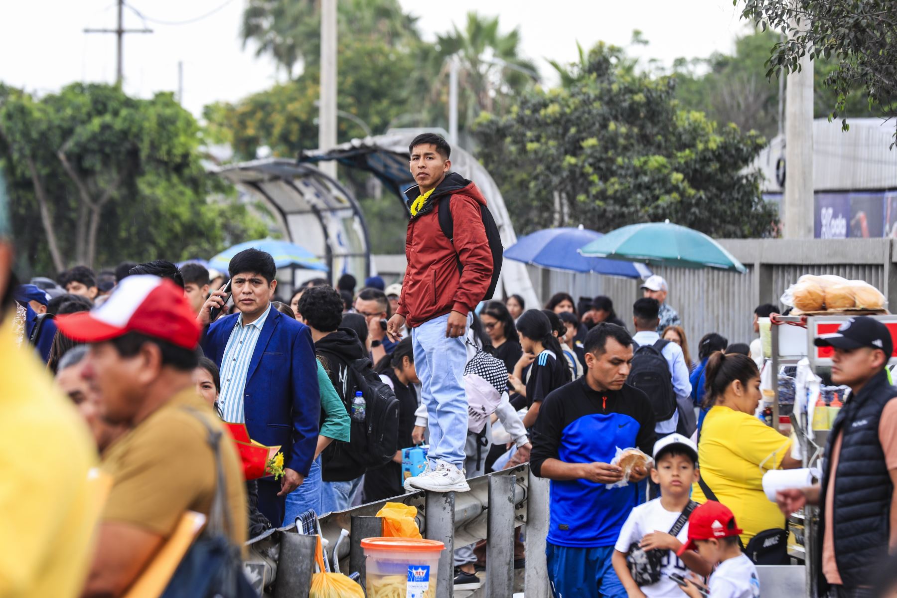 Con mochilas, maletas y bolsas en mano, viajeros forman largas esperas en el paradero Atocongo intentando conseguir transporte hacia el sur de Lima este 31 de diciembre, uno de los días con mayor movimiento por las celebraciones de fin de año.
Foto: ANDINA/ Ricardo Cuba