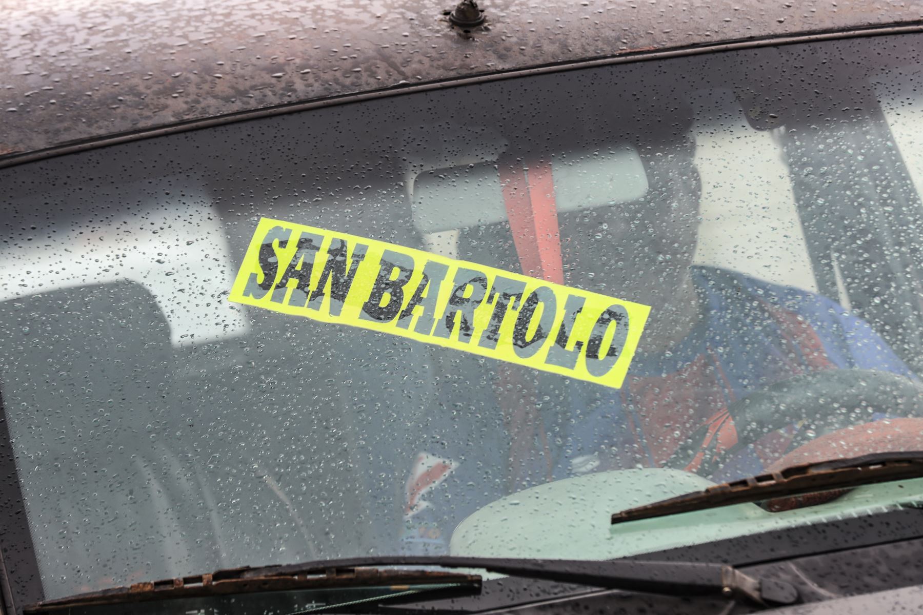 Con mochilas, maletas y bolsas en mano, viajeros forman largas esperas en el paradero Atocongo intentando conseguir transporte hacia el sur de Lima este 31 de diciembre, uno de los días con mayor movimiento por las celebraciones de fin de año.
Foto: ANDINA/ Ricardo Cuba