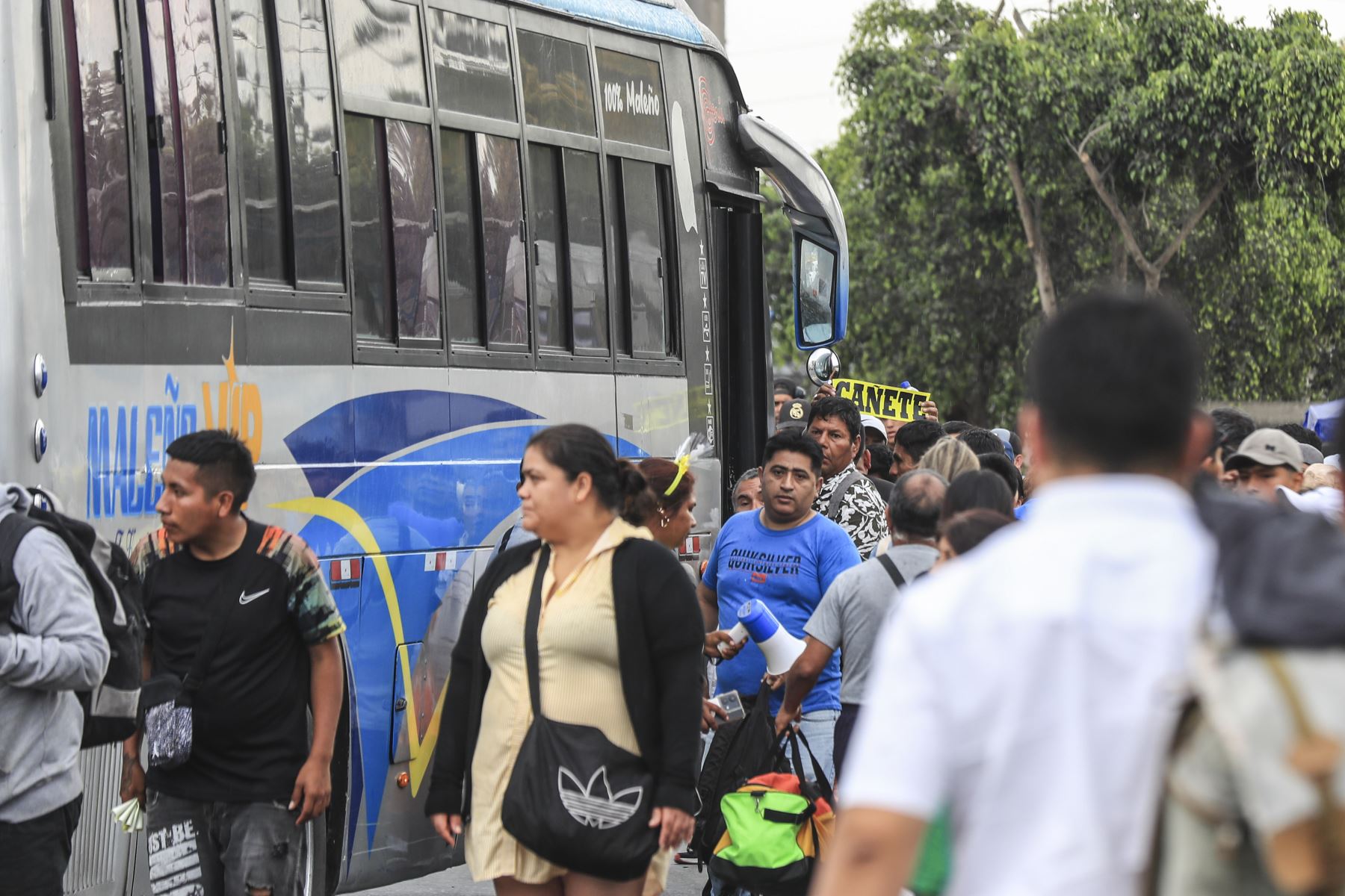 La escena se repite en la capital este 31 de diciembre: personas buscan buses, carros o colectivos en Atocongo para viajar al sur de Lima, impulsadas por el inicio de las vacaciones y las celebraciones de Año Nuevo.
Foto: ANDINA/ Ricardo Cuba