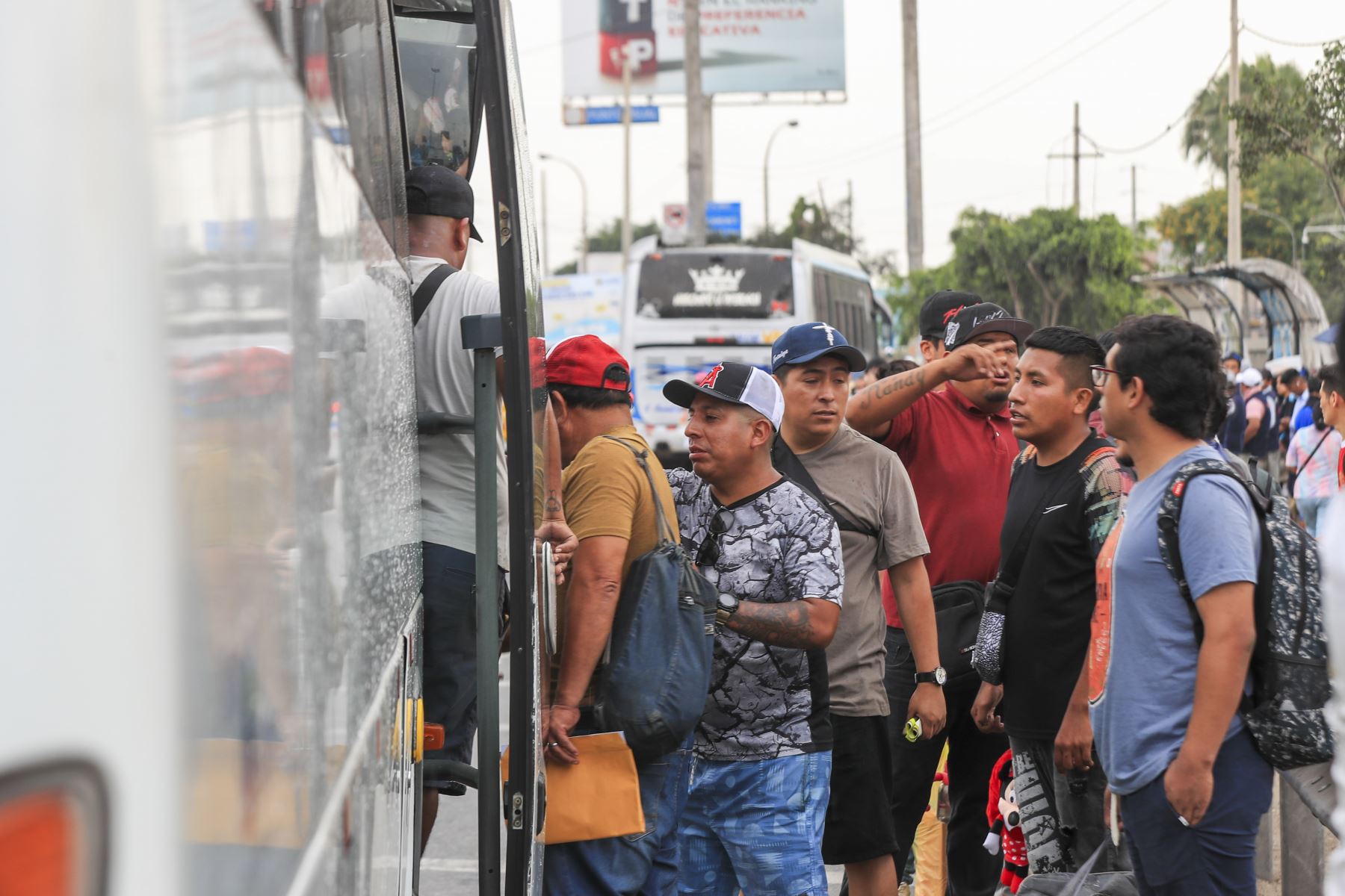 La escena se repite en la capital este 31 de diciembre: personas buscan buses, carros o colectivos en Atocongo para viajar al sur de Lima, impulsadas por el inicio de las vacaciones y las celebraciones de Año Nuevo.
Foto: ANDINA/ Ricardo Cuba