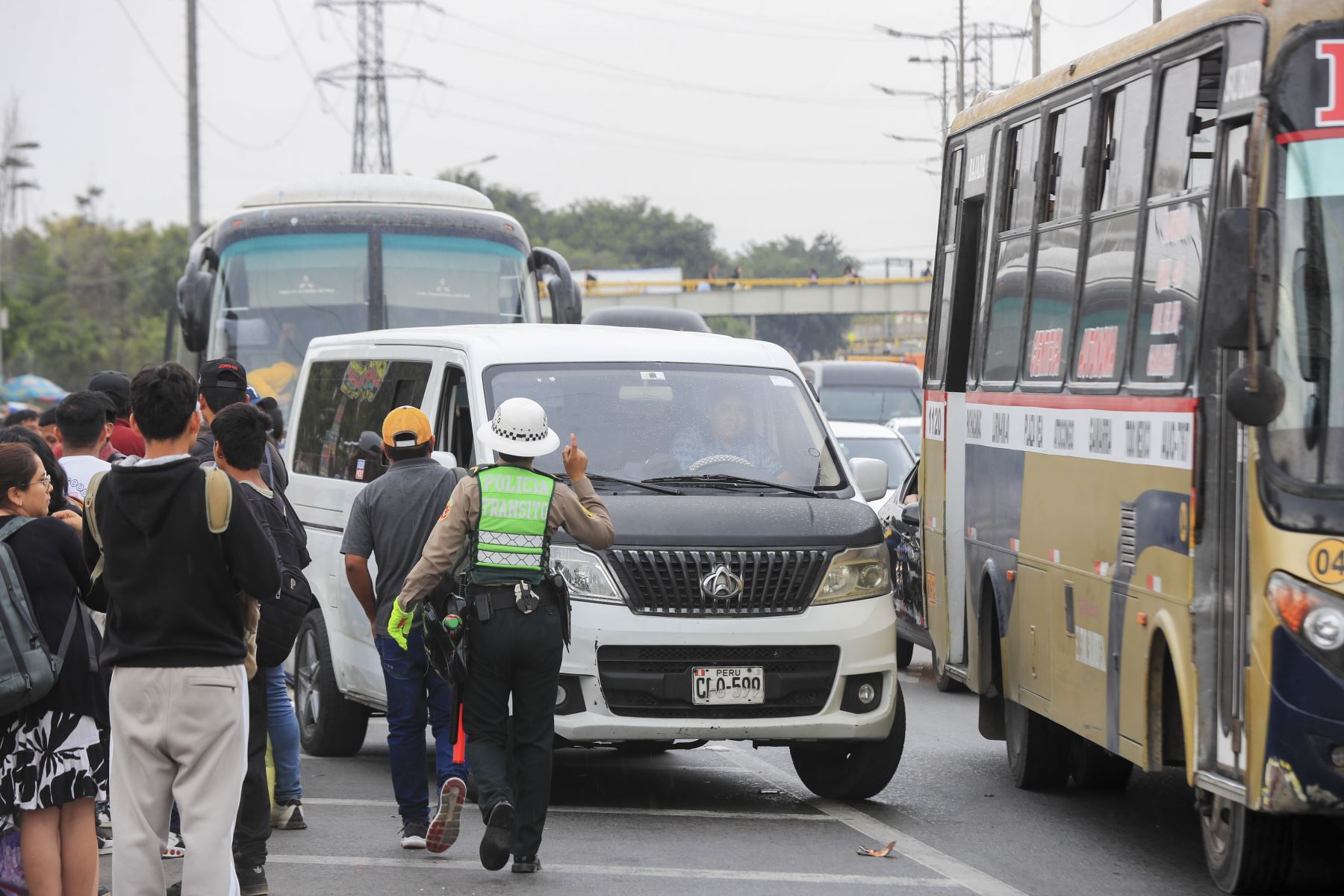 La escena se repite en la capital este 31 de diciembre: personas buscan buses, carros o colectivos en Atocongo para viajar al sur de Lima, impulsadas por el inicio de las vacaciones y las celebraciones de Año Nuevo.
Foto: ANDINA/ Ricardo Cuba