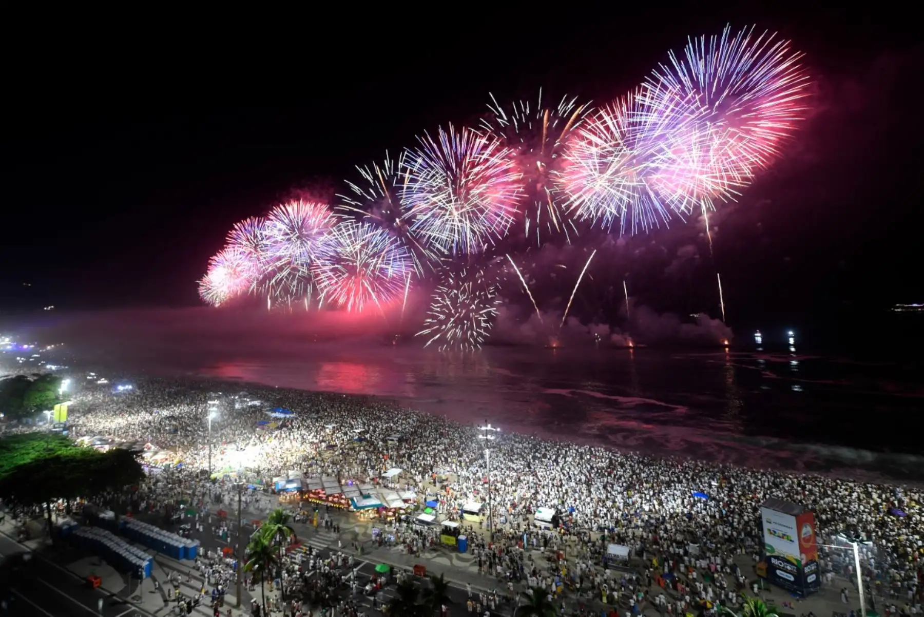 Fuegos artificiales para celebrar el Año Nuevo explotan en la playa de Copacabana durante las celebraciones en Río de Janeiro, Brasil, el 1 de enero de 2026. Foto: AFP
