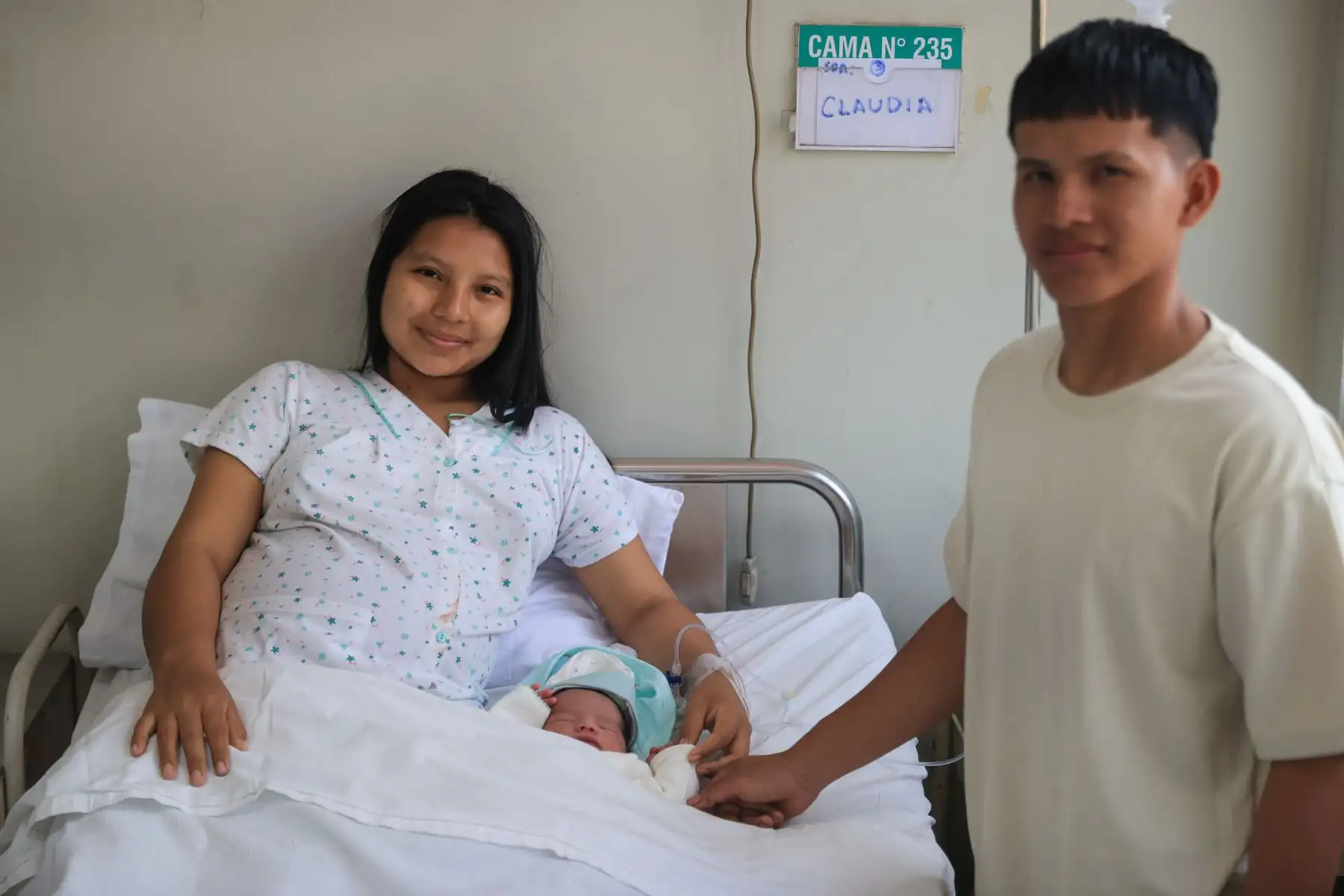 Los padres de Kalith son muy jóvenes. Claudia, tiene 18 años y Fenny, 20. Foto: ANDINA/Jhonel Rodríguez Robles