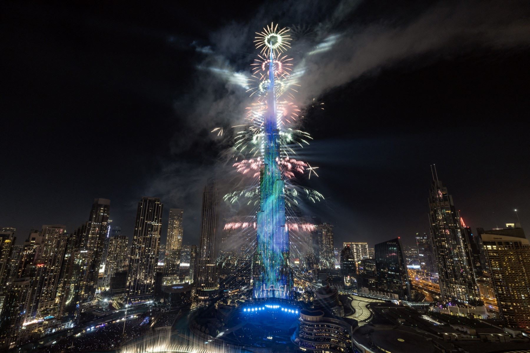 Esta fotografía muestra fuegos artificiales explotando alrededor de la Torre Burj Khalifa durante las celebraciones de Año Nuevo en Dubai el 1 de enero de 2025. (Foto de FADEL SENNA / AFP)