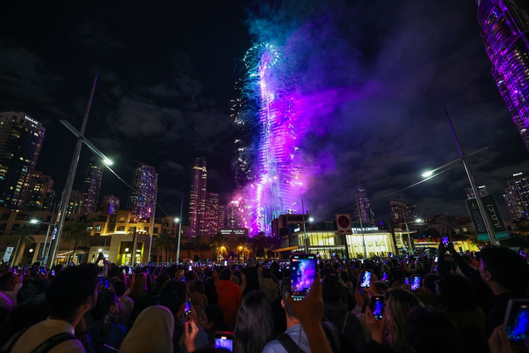La gente ve los fuegos artificiales iluminar el cielo alrededor del Burj Khalifa durante las celebraciones de Año Nuevo en Dubai, temprano el 1 de enero de 2026. (Foto de Fadel SENNA / AFP)