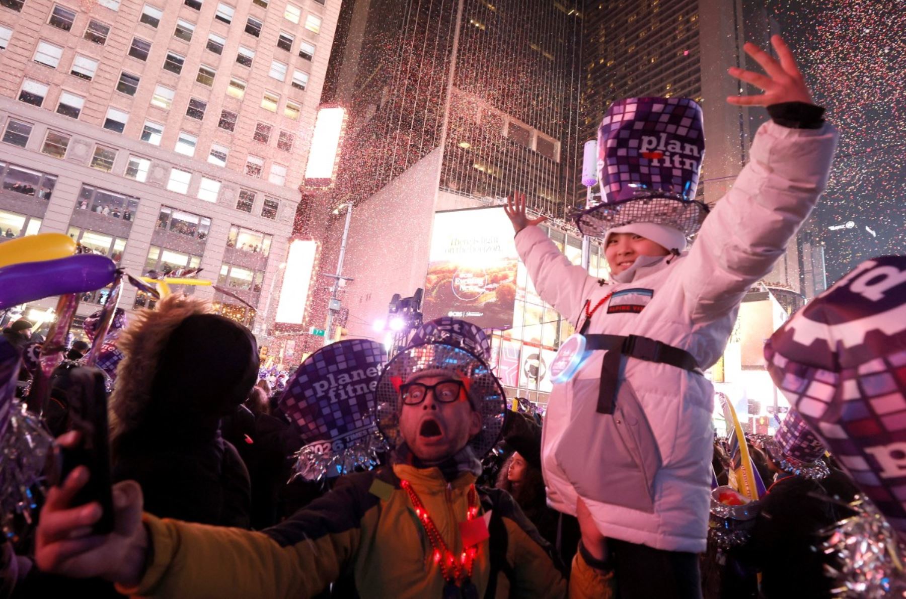 La gente asiste a las celebraciones de Nochevieja y a la caída de la pelota en Times Square en Nueva York el 1 de enero de 2026. (Foto de John Lamparski / AFP)