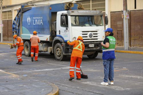 Más de 850 toneladas de residuos sólidos se recogieron luego de las celebraciones de Año Nuevo en el Cercado de Lima. Foto: Difusión