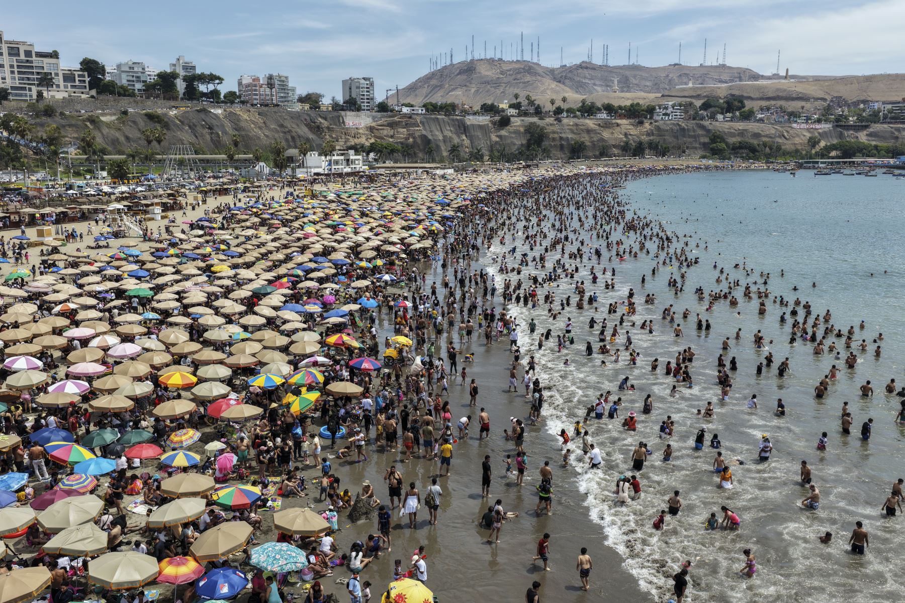 Desde las primeras horas del 1 de enero, una gran multitud llegó a la playa Agua Dulce, en Chorrillos, para disfrutar del mar. Grupos de familiares y amigos aprovecharon el día para compartir en este popular lugar y recibir el nuevo año con alegría y diversión. Foto: ANDINA/Jhonel Rodríguez Robles