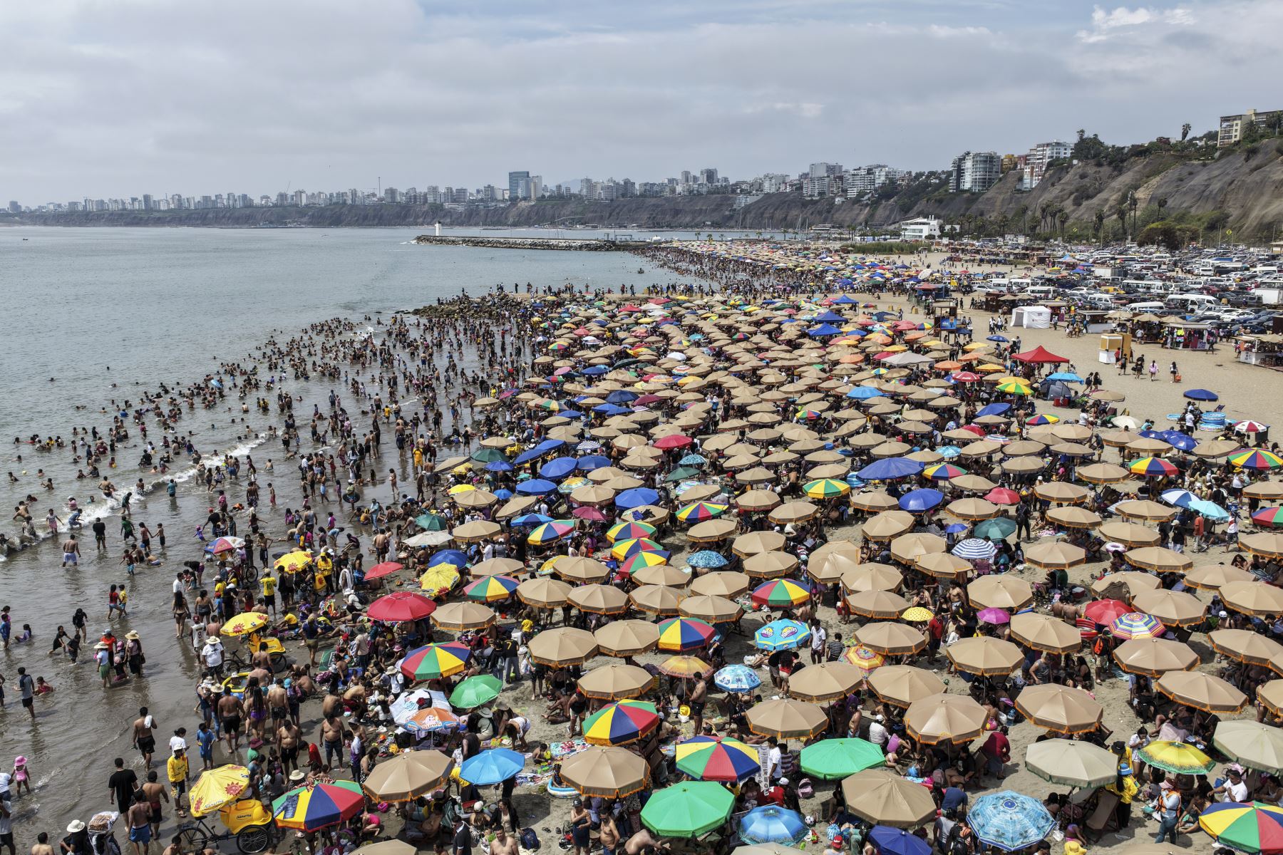 Desde las primeras horas del 1 de enero, una gran multitud llegó a la playa Agua Dulce, en Chorrillos, para disfrutar del mar. Grupos de familiares y amigos aprovecharon el día para compartir en este popular lugar y recibir el nuevo año con alegría y diversión. Foto: ANDINA/Jhonel Rodríguez Robles