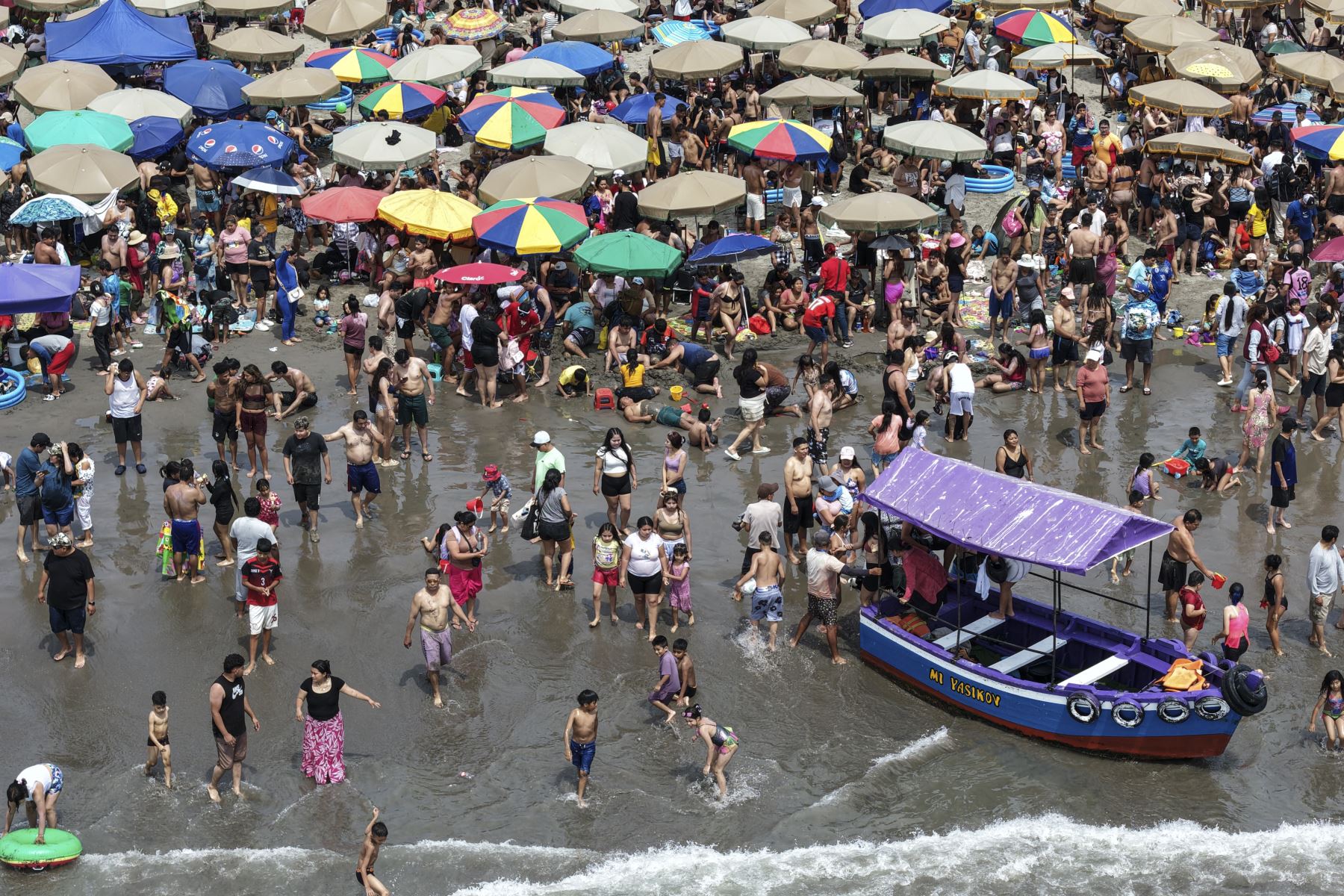 Desde las primeras horas del 1 de enero, una gran multitud llegó a la playa Agua Dulce, en Chorrillos, para disfrutar del mar. Grupos de familiares y amigos aprovecharon el día para compartir en este popular lugar y recibir el nuevo año con alegría y diversión. Foto: ANDINA/Jhonel Rodríguez Robles