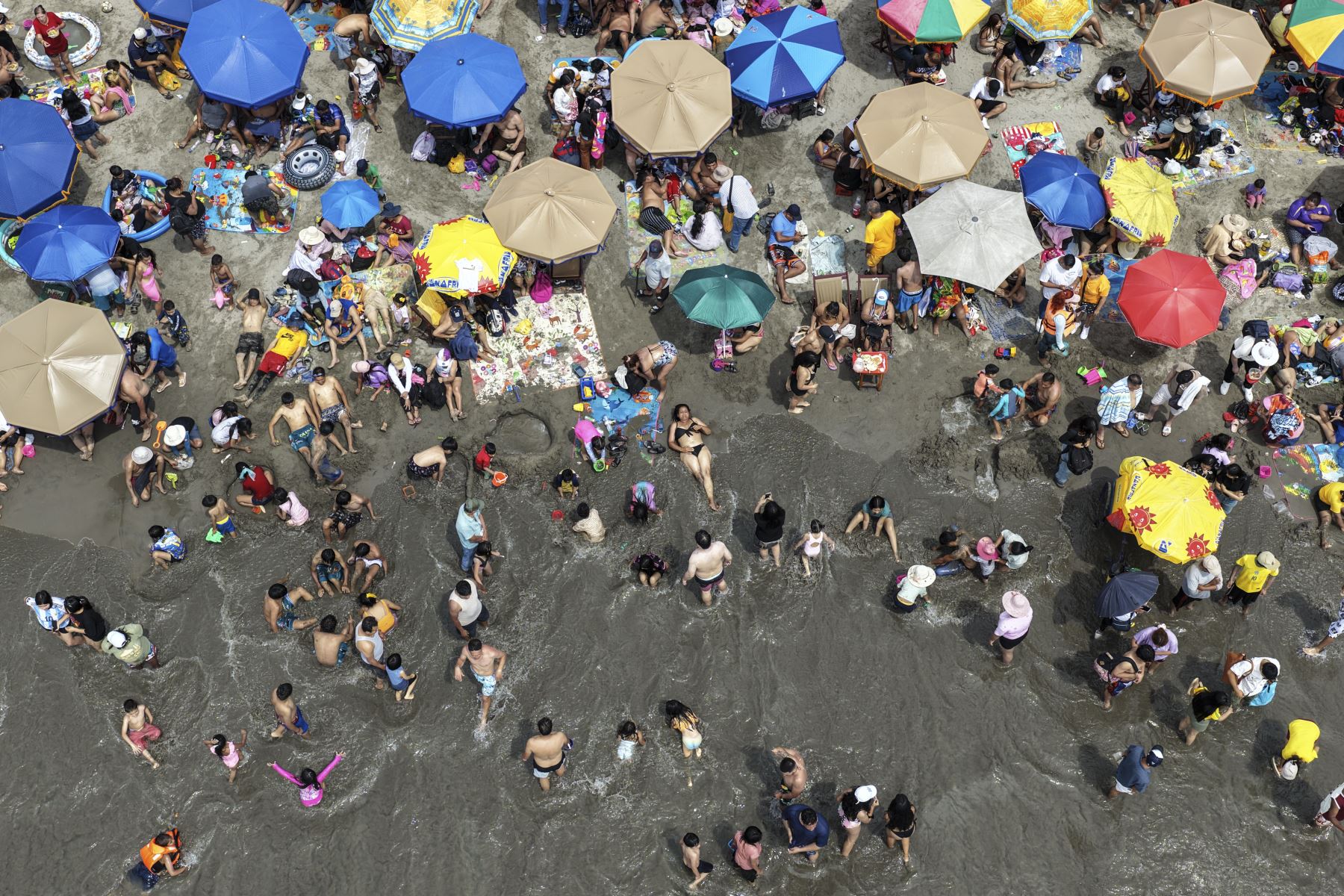 Desde las primeras horas del 1 de enero, una gran multitud llegó a la playa Agua Dulce, en Chorrillos, para disfrutar del mar. Grupos de familiares y amigos aprovecharon el día para compartir en este popular lugar y recibir el nuevo año con alegría y diversión. Foto: ANDINA/Jhonel Rodríguez Robles