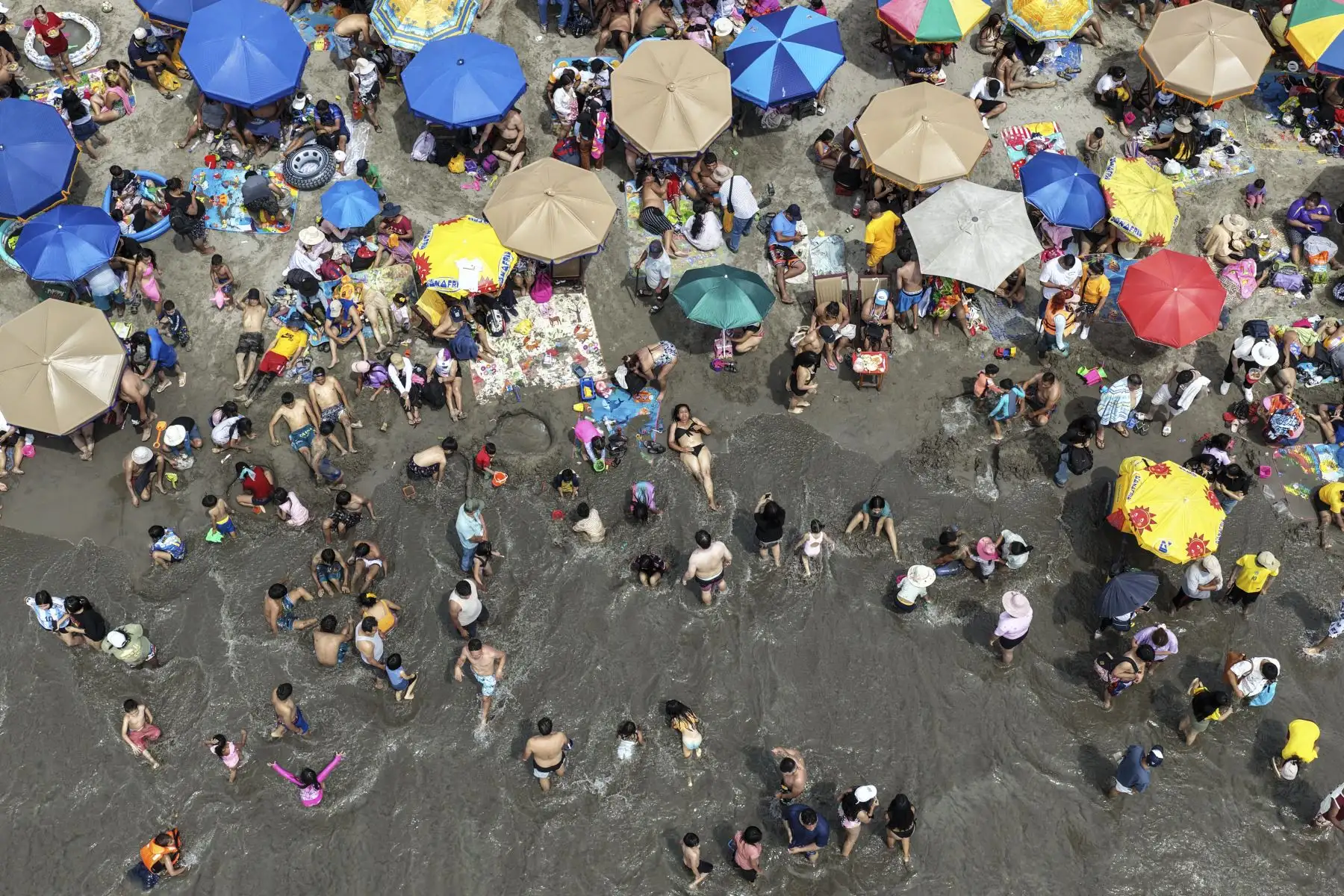 Desde las primeras horas del 1 de enero, una gran multitud llegó a la playa Agua Dulce, en Chorrillos, para disfrutar del mar. Grupos de familiares y amigos aprovecharon el día para compartir en este popular lugar y recibir el nuevo año con alegría y diversión. Foto: ANDINA/Jhonel Rodríguez Robles