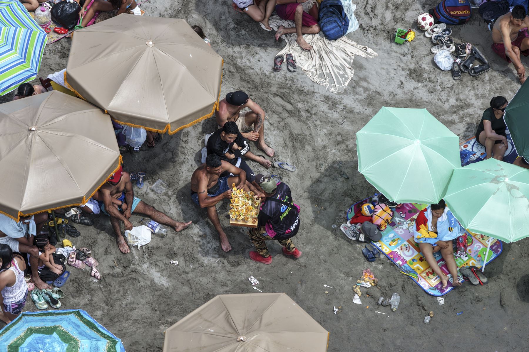 Desde las primeras horas del 1 de enero, una gran multitud llegó a la playa Agua Dulce, en Chorrillos, para disfrutar del mar. Grupos de familiares y amigos aprovecharon el día para compartir en este popular lugar y recibir el nuevo año con alegría y diversión. Foto: ANDINA/Jhonel Rodríguez Robles