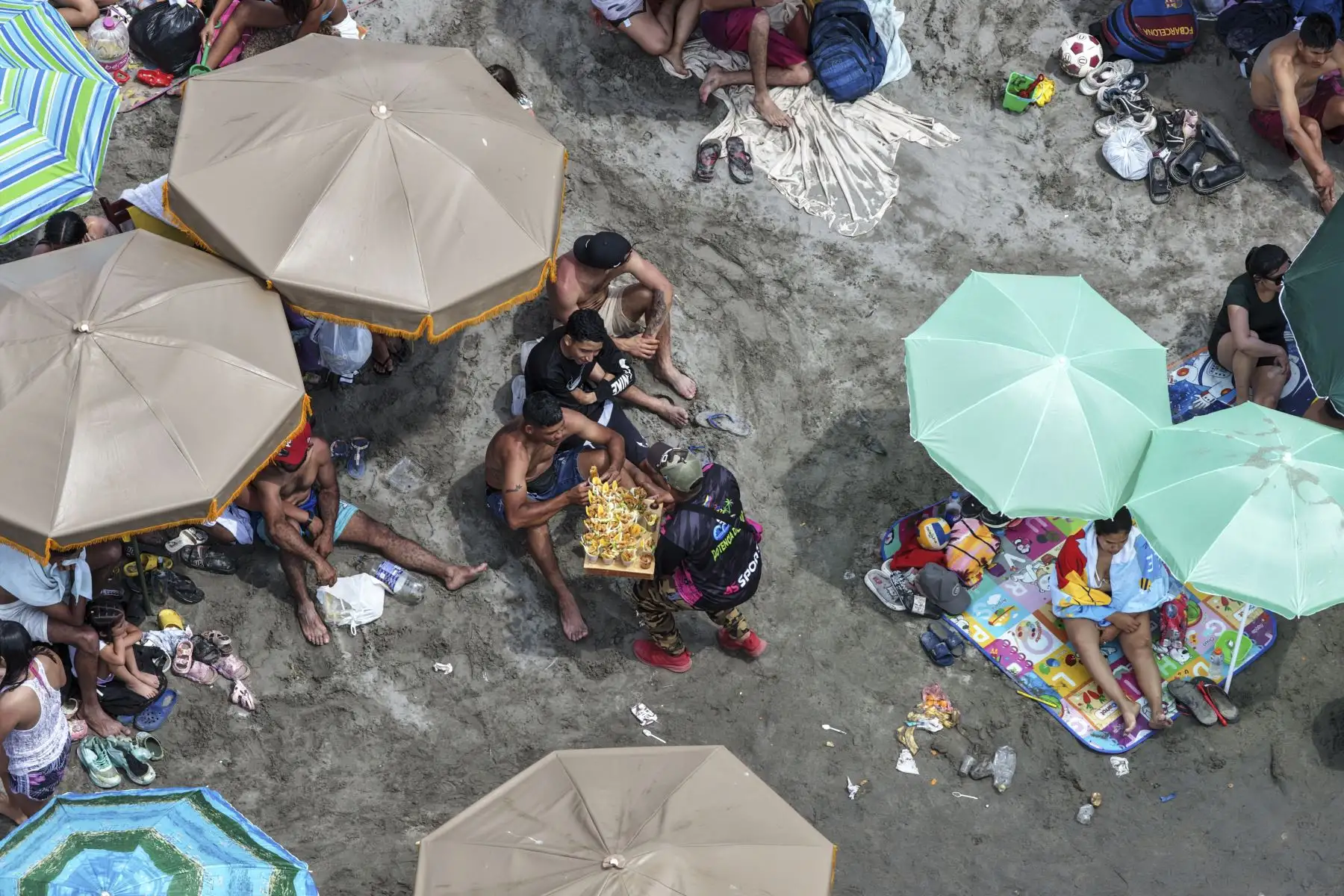 Desde las primeras horas del 1 de enero, una gran multitud llegó a la playa Agua Dulce, en Chorrillos, para disfrutar del mar. Grupos de familiares y amigos aprovecharon el día para compartir en este popular lugar y recibir el nuevo año con alegría y diversión. Foto: ANDINA/Jhonel Rodríguez Robles