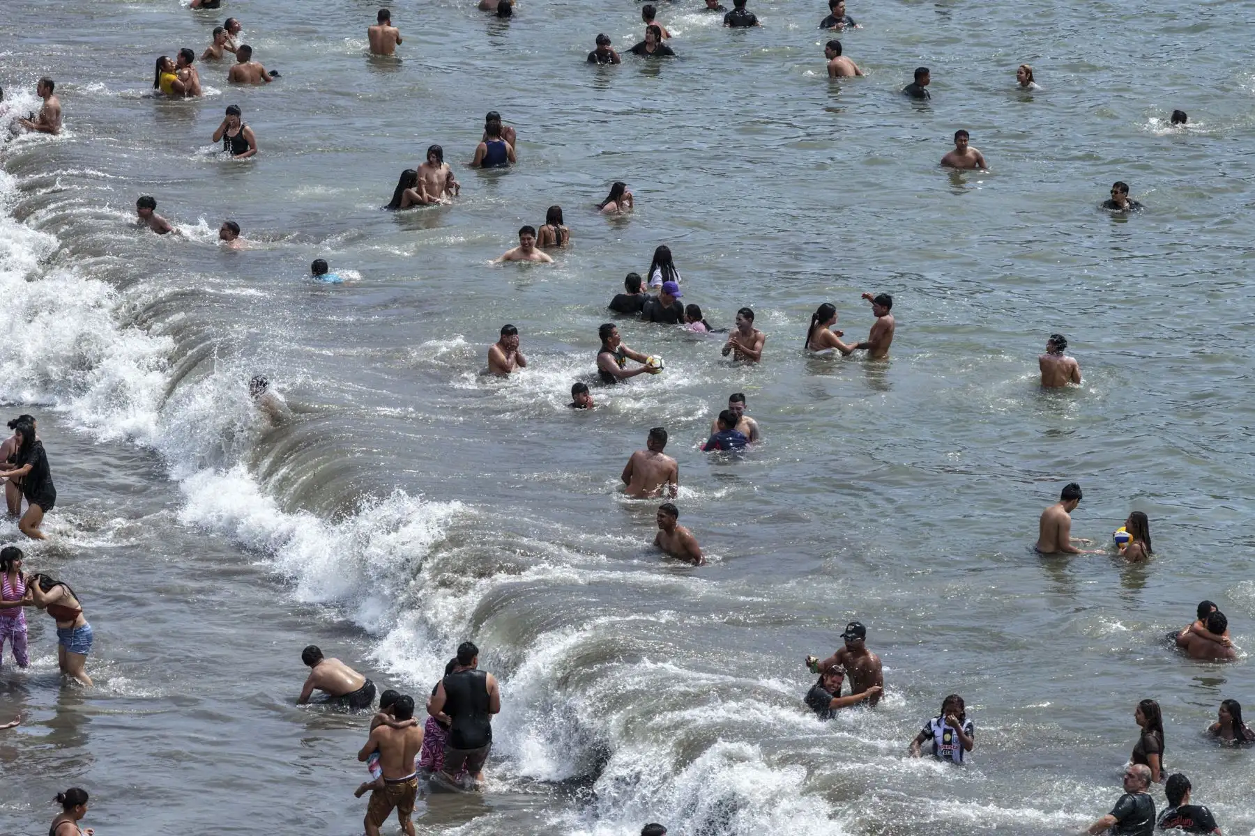 Desde las primeras horas del 1 de enero, una gran multitud llegó a la playa Agua Dulce, en Chorrillos, para disfrutar del mar. Grupos de familiares y amigos aprovecharon el día para compartir en este popular lugar y recibir el nuevo año con alegría y diversión. Foto: ANDINA/Jhonel Rodríguez Robles