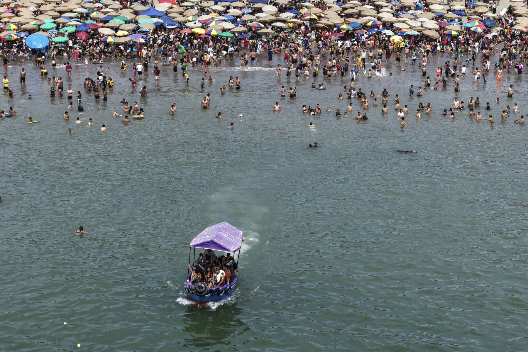 Desde las primeras horas del 1 de enero, una gran multitud llegó a la playa Agua Dulce, en Chorrillos, para disfrutar del mar. Grupos de familiares y amigos aprovecharon el día para compartir en este popular lugar y recibir el nuevo año con alegría y diversión. Foto: ANDINA/Jhonel Rodríguez Robles