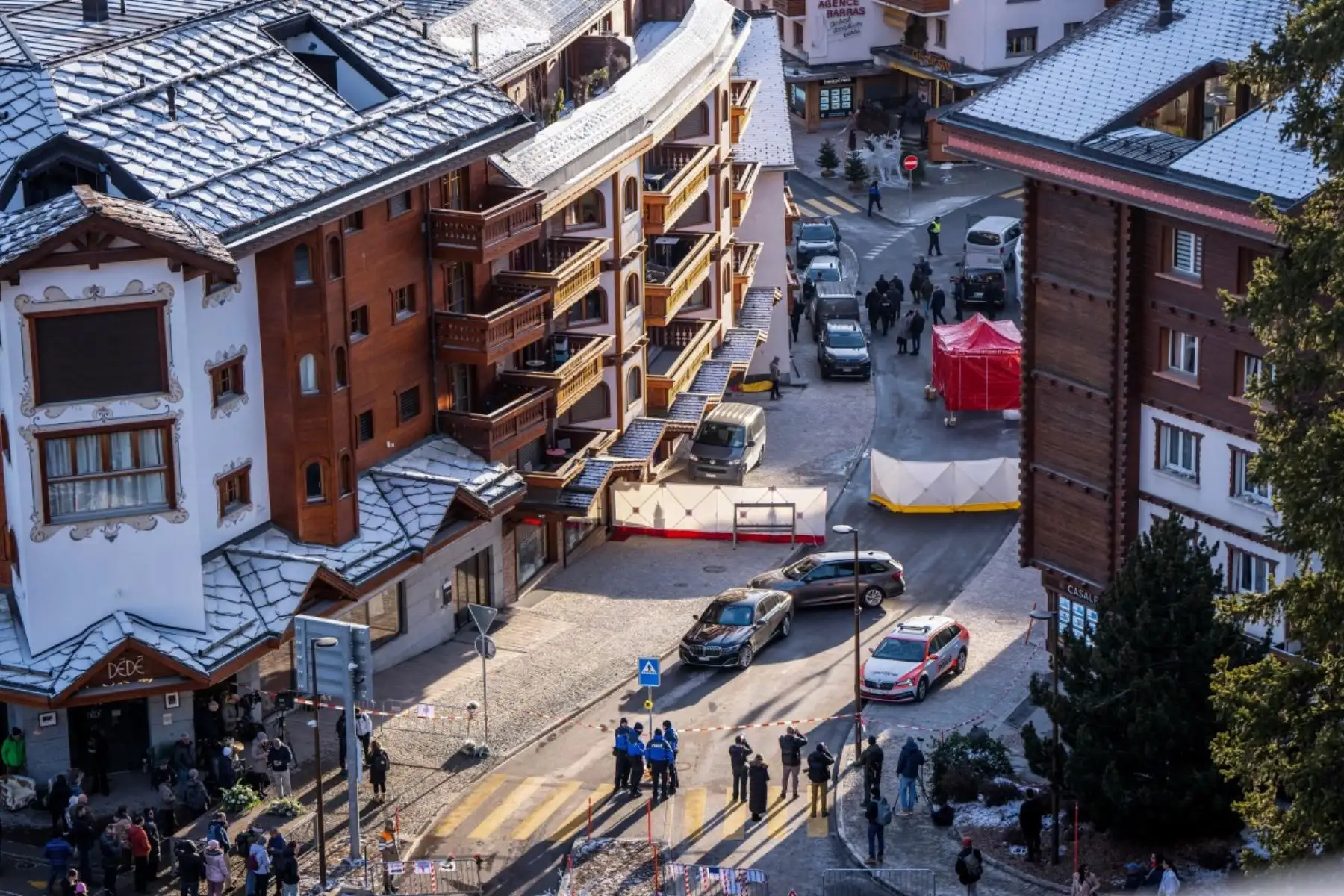 Vista del área alrededor del bar Le Constellation después de que un incendio arrasara el local durante las celebraciones de Año Nuevo en la lujosa estación de esquí Crans-Montana, el 1 de enero de 2026. Se presume que varias decenas de personas murieron y alrededor de 100 resultaron heridas. Foto: AFP