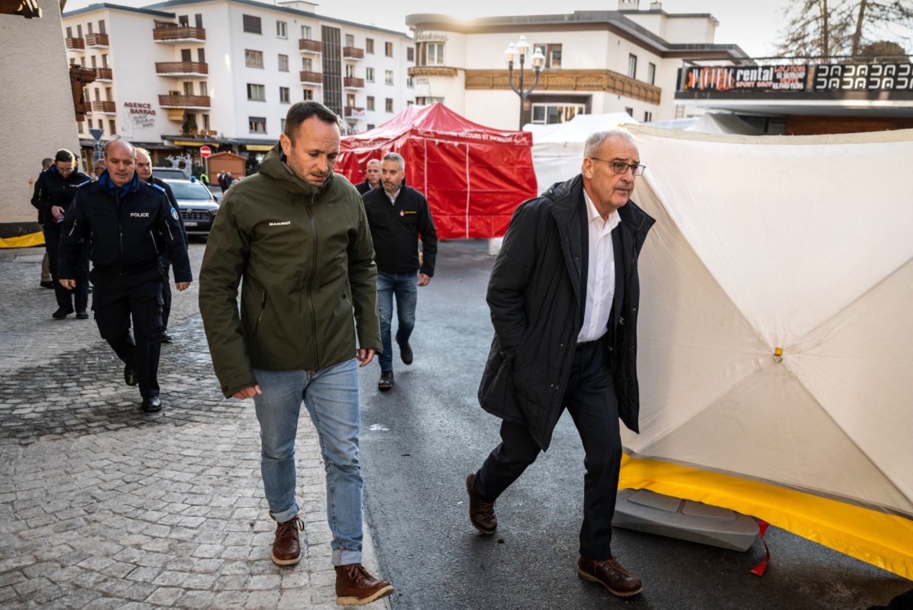 El presidente suizo, Guy Parmelin, y el jefe del Departamento de Asuntos Sociales y Cultura del cantón del Valais, Mathias Reynard, visitan la zona donde un incendio arrasó el bar Le Constellation durante las celebraciones de Año Nuevo en Crans-Montana, el 1 de enero de 2026. Foto: AFP