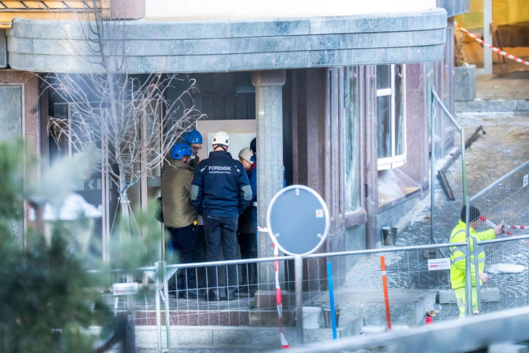 Miembros del equipo forense llegan al lugar del incendio que arrasó el bar Le Constellation en Crans-Montana el 1 de enero de 2026. Se presume que varias decenas de personas murieron y alrededor de 100 resultaron heridas. Foto: AFP