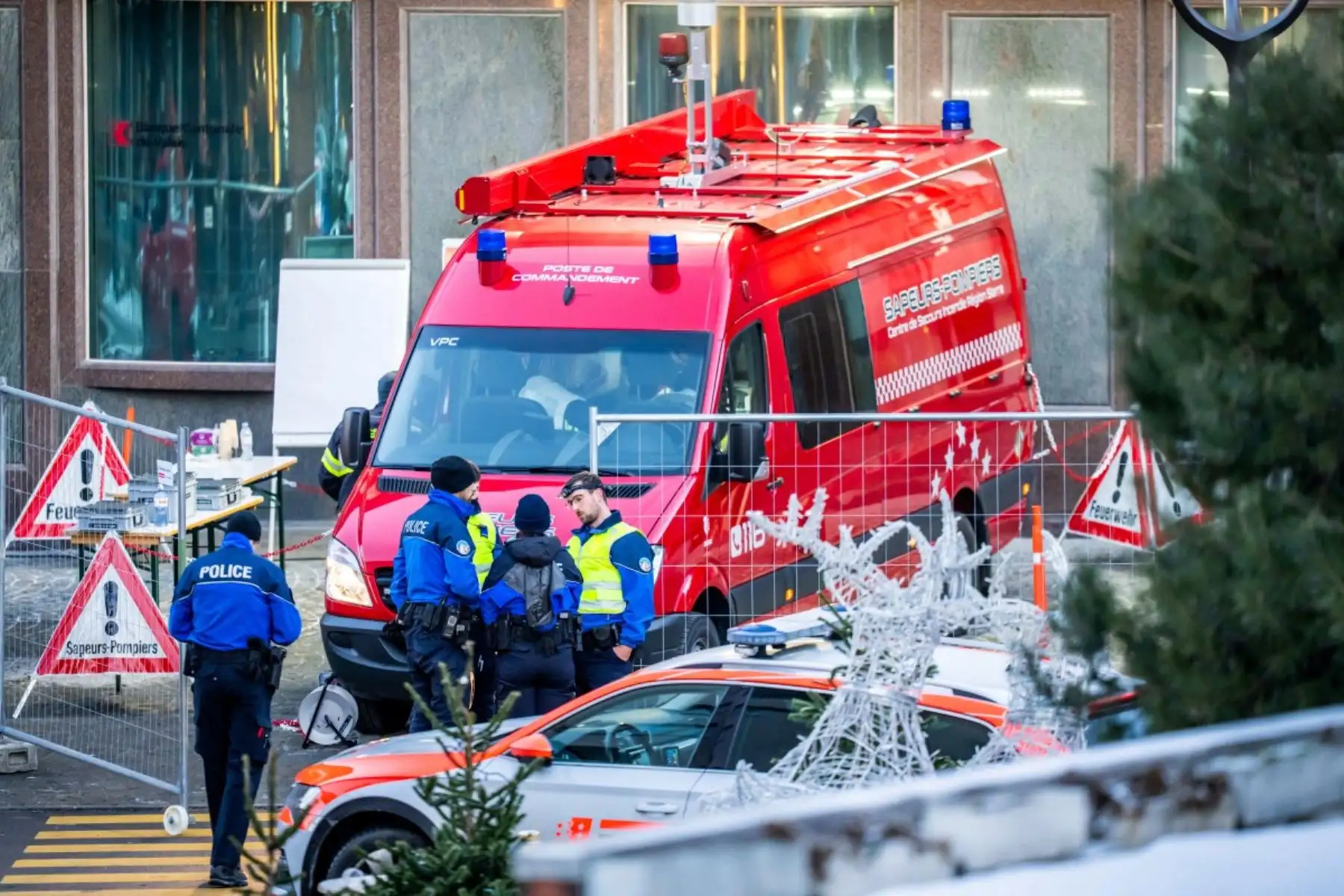 Policías y rescatistas junto a un vehículo de bomberos en el lugar del incendio que arrasó el bar Le Constellation en Crans-Montana, Suiza, el 1 de enero de 2026. Se presume que varias decenas de personas murieron y alrededor de 100 resultaron heridas. Foto: AFP