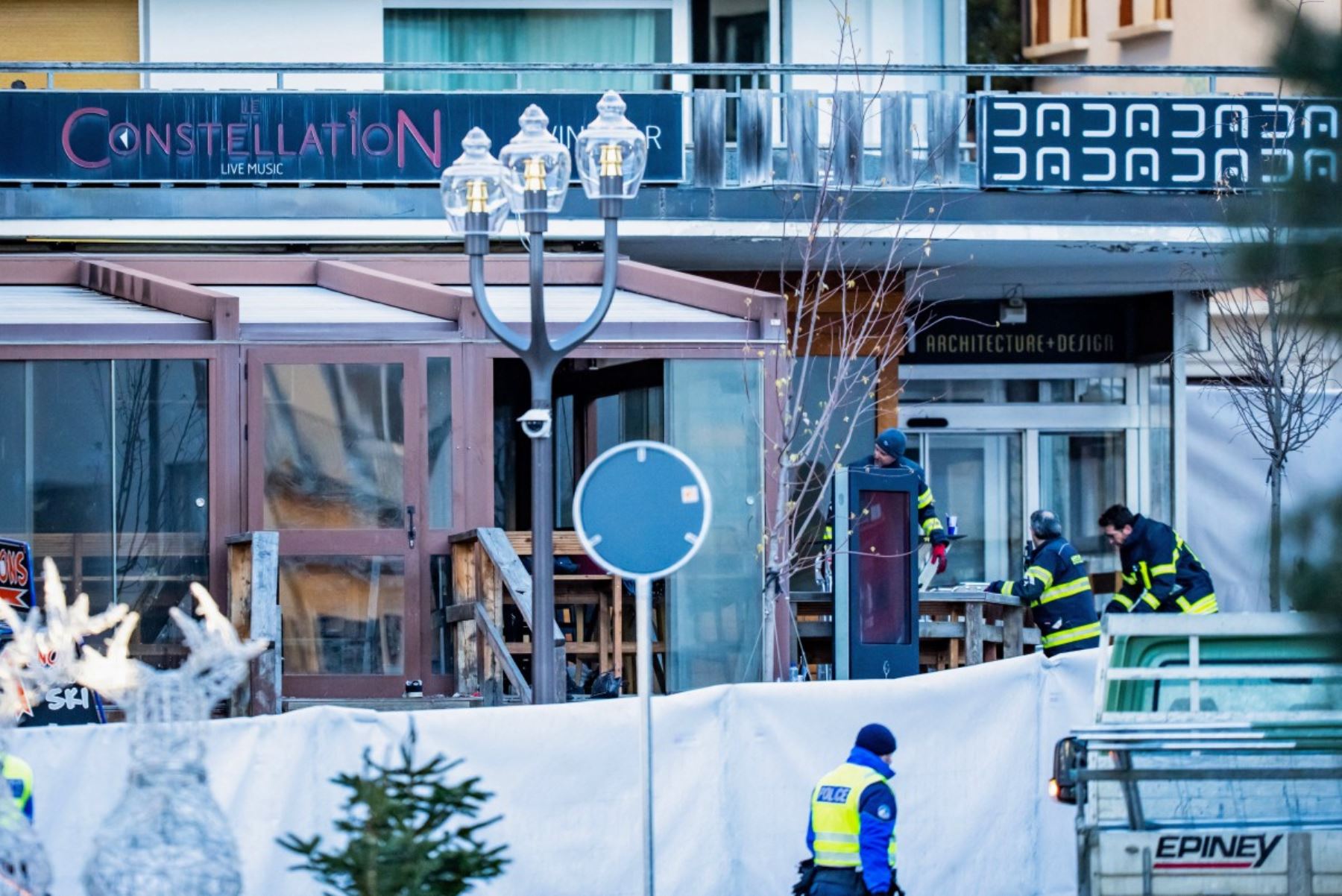 Rescatistas en el lugar del incendio que arrasó un bar en la lujosa estación de esquí Crans Montana, el 1 de enero de 2026. Se presume que varias decenas de personas murieron y alrededor de 100 resultaron heridas. Foto: AFP