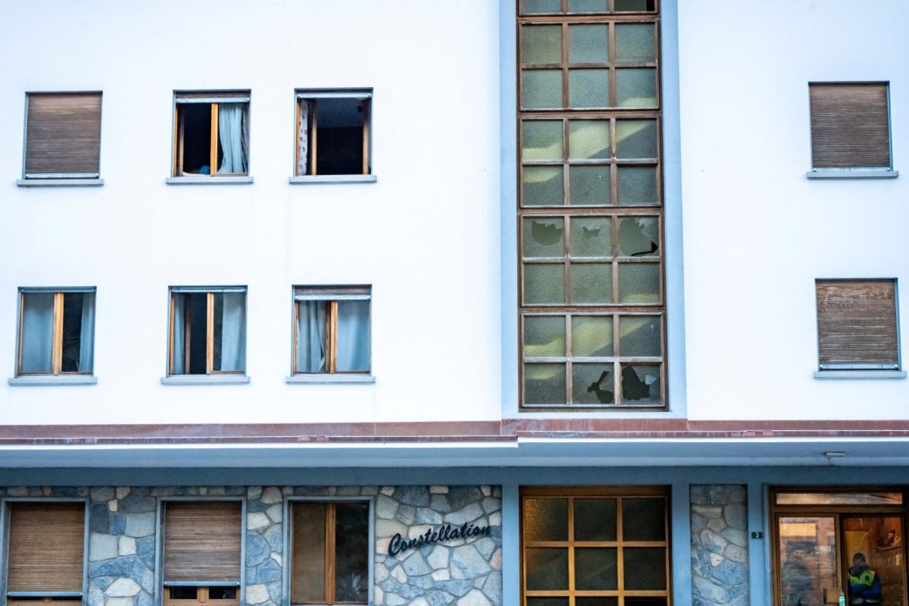Vista de las ventanas rotas del edificio donde se encuentra el bar Le Constellation, tras un incendio que arrasó el local en Crans-Montana, Suiza, el 1 de enero de 2026. Se presume que varias decenas de personas murieron y alrededor de 100 resultaron heridas. Foto: AFP