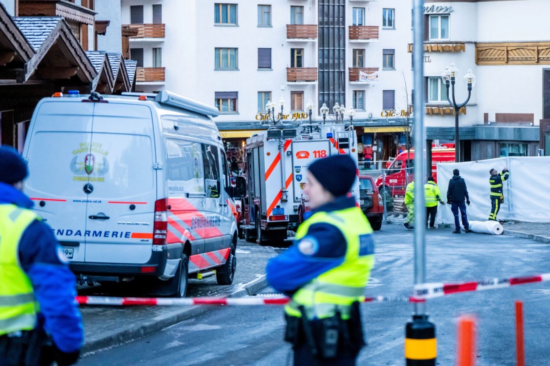 Agentes de policía montan guardia en el lugar del incendio que arrasó el bar Le Constellation en Crans-Montana, Suiza, el 1 de enero de 2026. Se presume que varias decenas de personas murieron y alrededor de 100 resultaron heridas. Foto: AFP