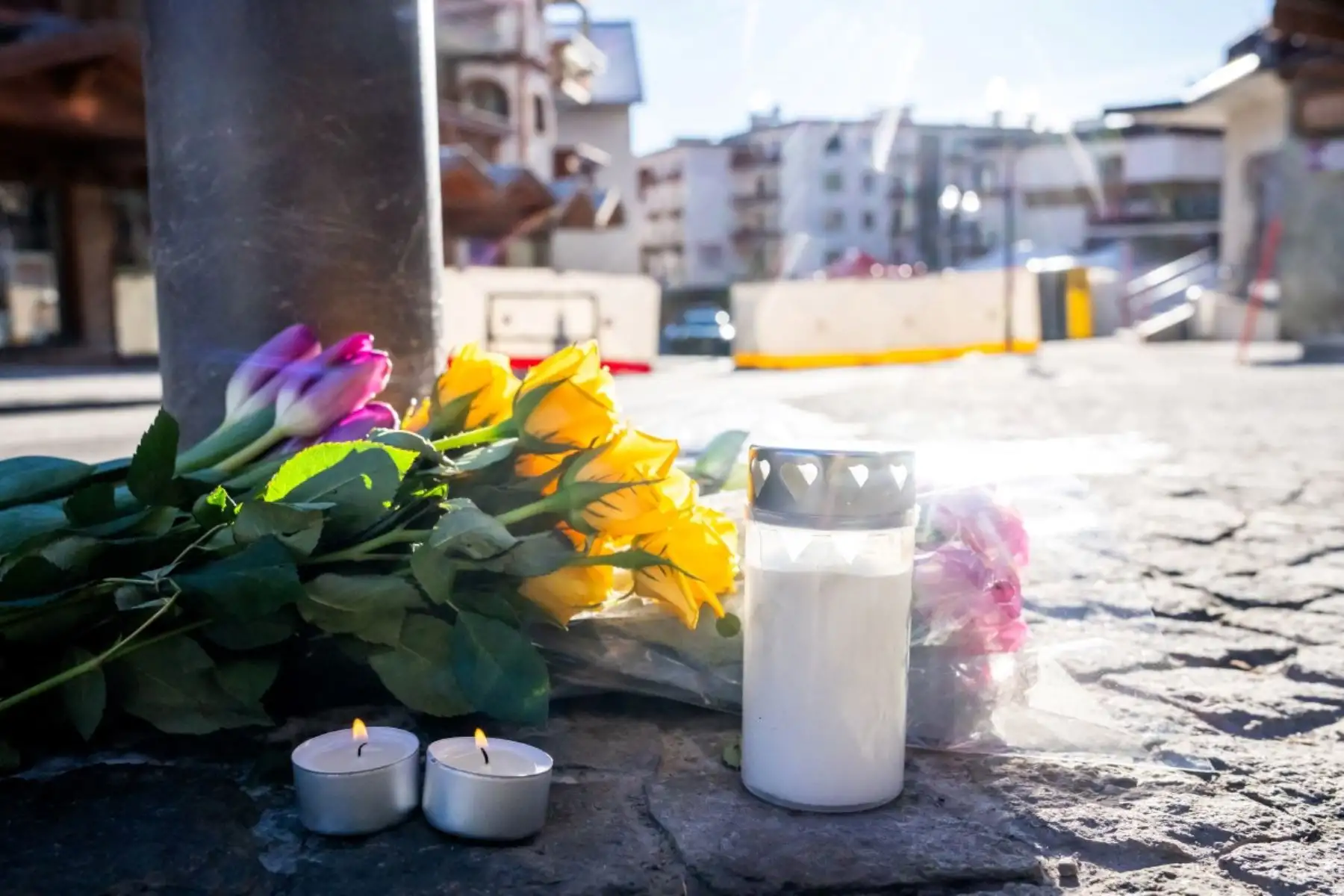 Flores y velas en el suelo cerca del bar Le Constellation tras el incendio que arrasó el local en Crans-Montana, Suiza, durante las celebraciones de Año Nuevo el 1 de enero de 2026. Se presume que varias decenas de personas murieron y alrededor de 100 resultaron heridas. Foto: AFP