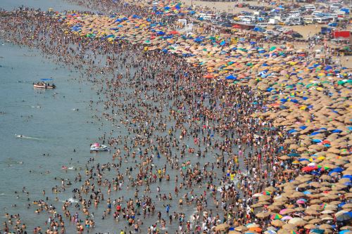 Una multitud de gente acude a la playa Agua Dulce para recibir el Año Nuevo 2026