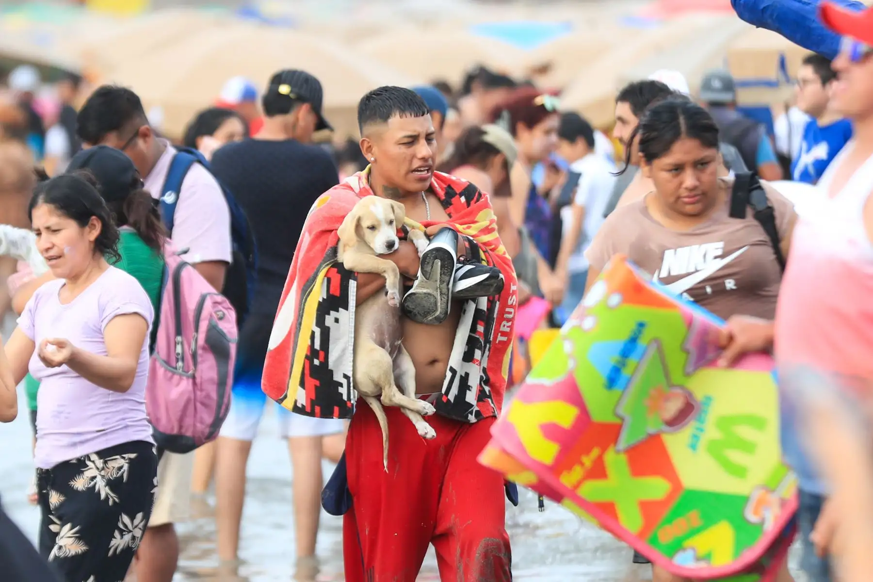 Desde tempranas horas de la mañana hasta el atardecer del 1 de enero de 2026, una gran multitud llegó a la playa Agua Dulce, en Chorrillos, para disfrutar del mar. Grupos de familiares y amigos aprovecharon el día para compartir en este popular lugar y recibir el nuevo año con alegría y diversión. Foto: ANDINA/Ricardo Cuba