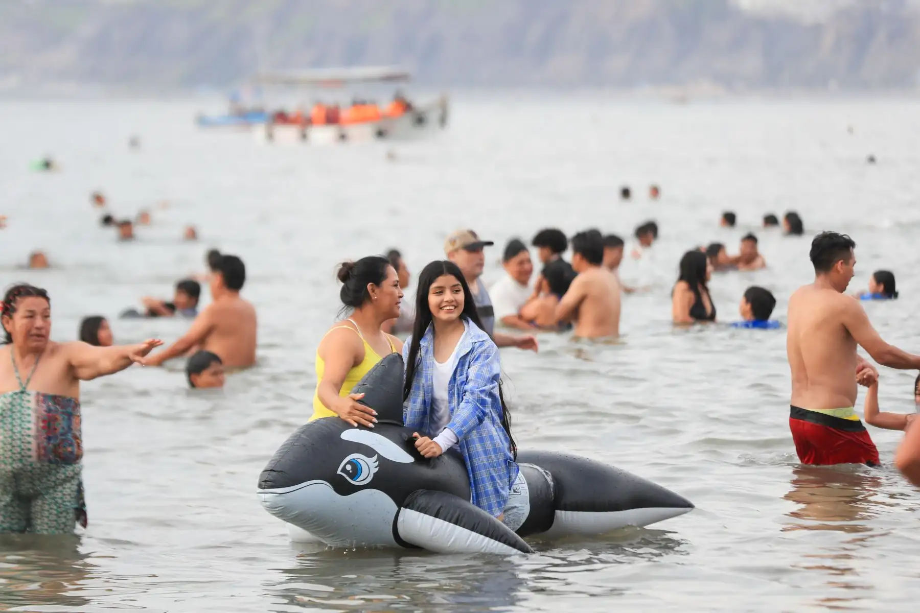 Desde tempranas horas de la mañana hasta el atardecer del 1 de enero de 2026, una gran multitud llegó a la playa Agua Dulce, en Chorrillos, para disfrutar del mar. Grupos de familiares y amigos aprovecharon el día para compartir en este popular lugar y recibir el nuevo año con alegría y diversión. Foto: ANDINA/Ricardo Cuba