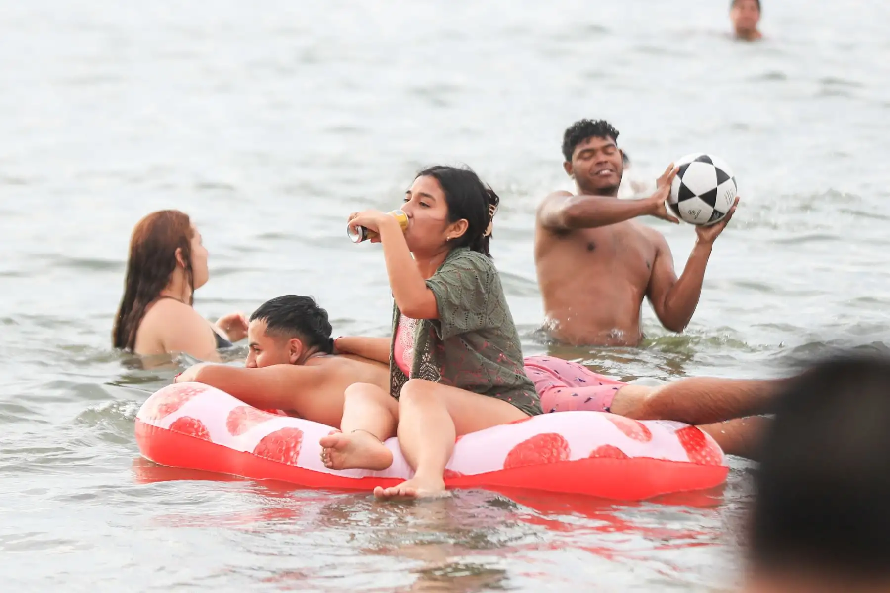 Desde tempranas horas de la mañana hasta el atardecer del 1 de enero de 2026, una gran multitud llegó a la playa Agua Dulce, en Chorrillos, para disfrutar del mar. Grupos de familiares y amigos aprovecharon el día para compartir en este popular lugar y recibir el nuevo año con alegría y diversión. Foto: ANDINA/Ricardo Cuba