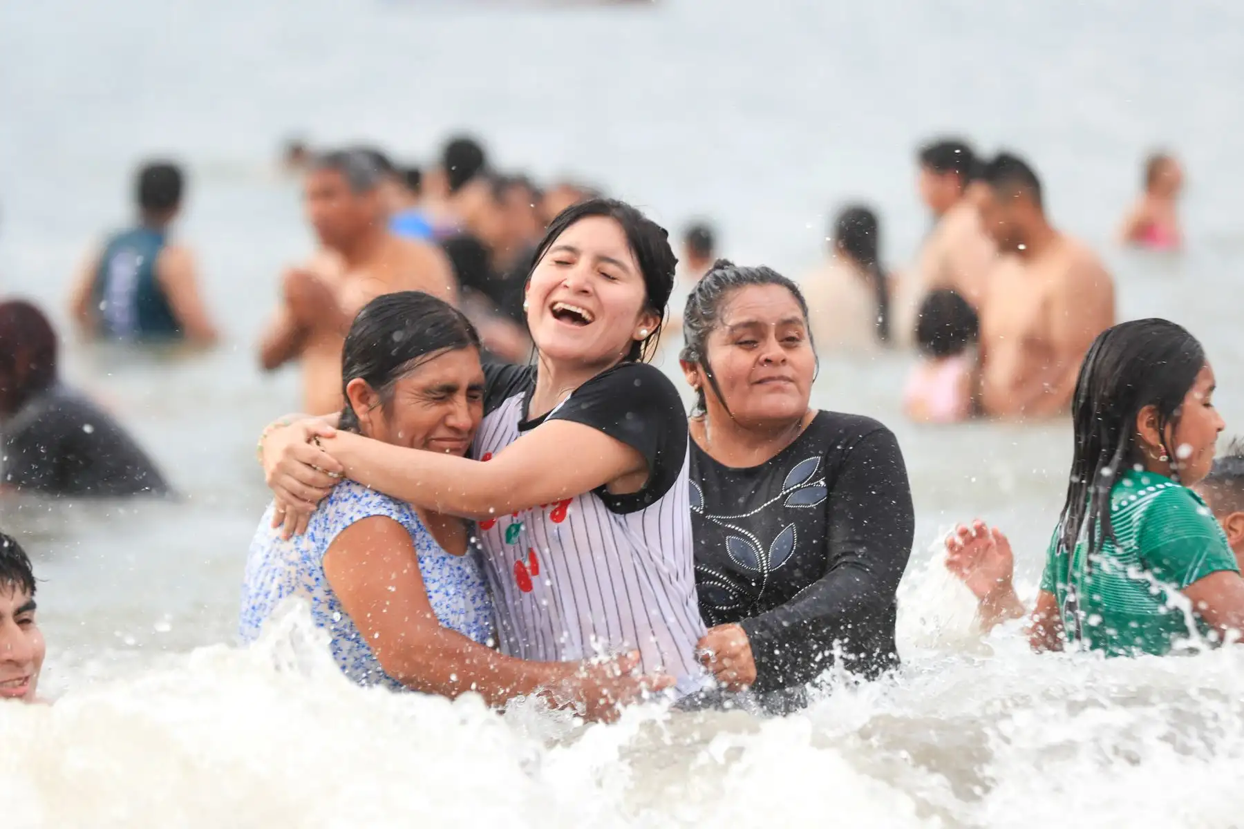 Desde tempranas horas de la mañana hasta el atardecer del 1 de enero de 2026, una gran multitud llegó a la playa Agua Dulce, en Chorrillos, para disfrutar del mar. Grupos de familiares y amigos aprovecharon el día para compartir en este popular lugar y recibir el nuevo año con alegría y diversión. Foto: ANDINA/Ricardo Cuba