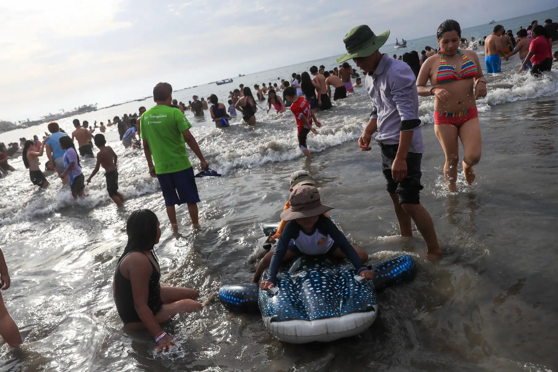 Desde tempranas horas de la mañana hasta el atardecer del 1 de enero de 2026, una gran multitud llegó a la playa Agua Dulce, en Chorrillos, para disfrutar del mar. Grupos de familiares y amigos aprovecharon el día para compartir en este popular lugar y recibir el nuevo año con alegría y diversión. Foto: ANDINA/Ricardo Cuba