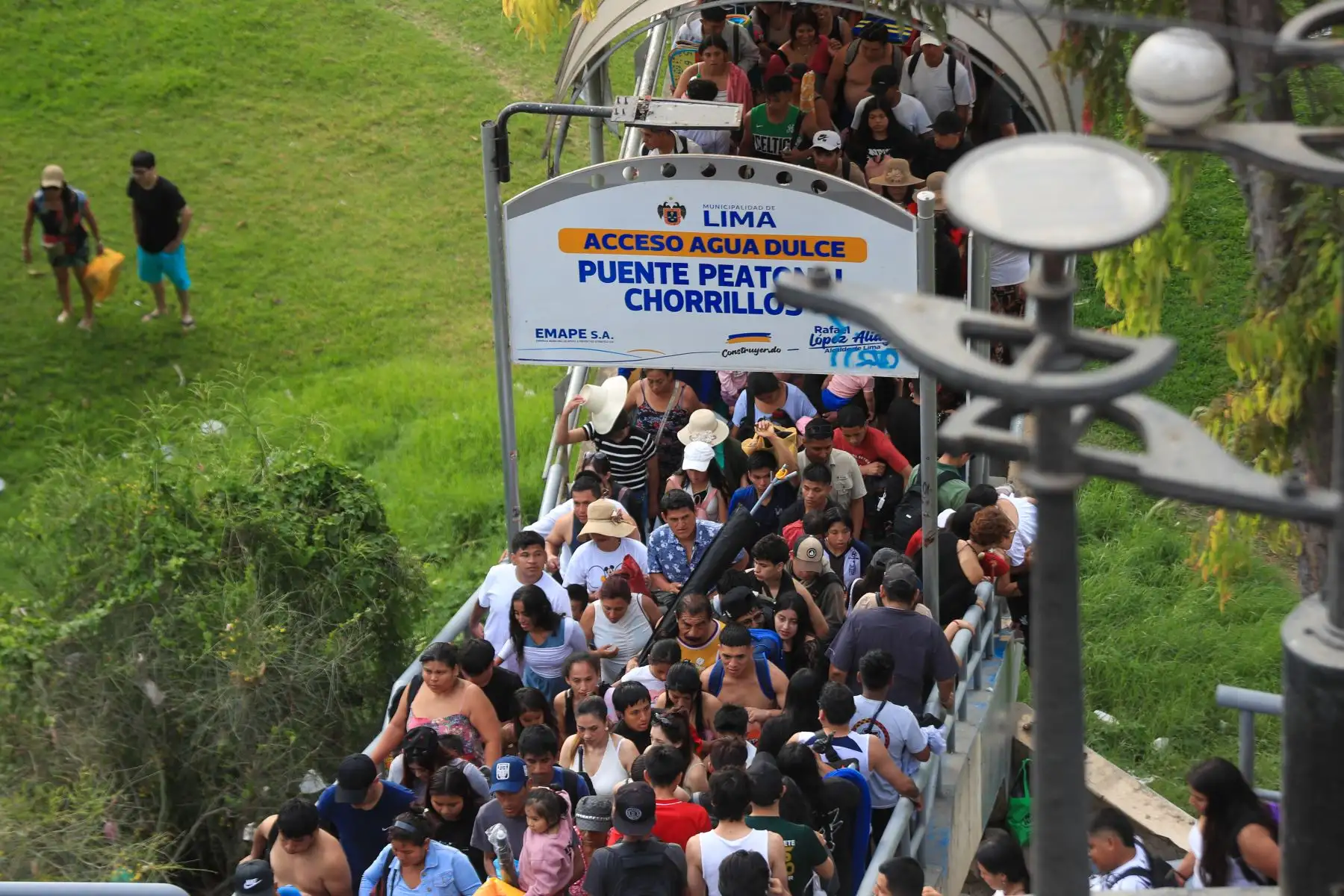 Desde tempranas horas de la mañana hasta el atardecer del 1 de enero de 2026, una gran multitud llegó a la playa Agua Dulce, en Chorrillos, para disfrutar del mar. Grupos de familiares y amigos aprovecharon el día para compartir en este popular lugar y recibir el nuevo año con alegría y diversión. Foto: ANDINA/Ricardo Cuba