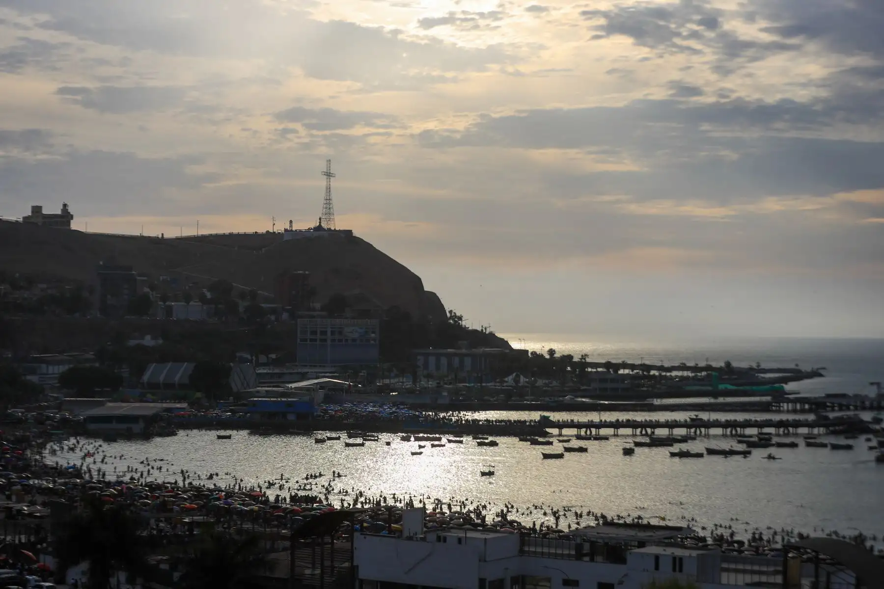 Desde tempranas horas de la mañana hasta el atardecer del 1 de enero de 2026, una gran multitud llegó a la playa Agua Dulce, en Chorrillos, para disfrutar del mar. Grupos de familiares y amigos aprovecharon el día para compartir en este popular lugar y recibir el nuevo año con alegría y diversión. Foto: ANDINA/Ricardo Cuba