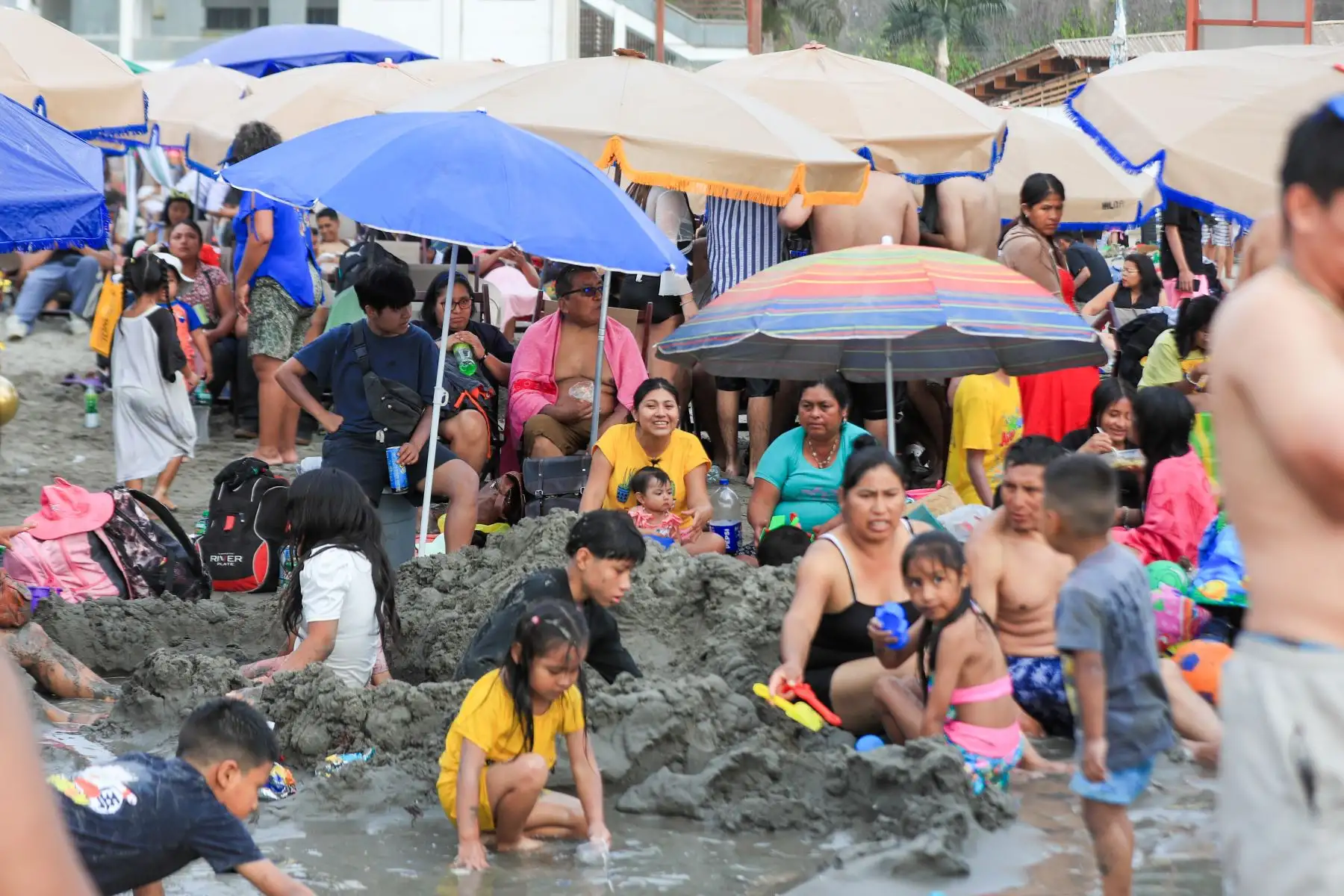 Desde tempranas horas de la mañana hasta el atardecer del 1 de enero de 2026, una gran multitud llegó a la playa Agua Dulce, en Chorrillos, para disfrutar del mar. Grupos de familiares y amigos aprovecharon el día para compartir en este popular lugar y recibir el nuevo año con alegría y diversión. Foto: ANDINA/Ricardo Cuba