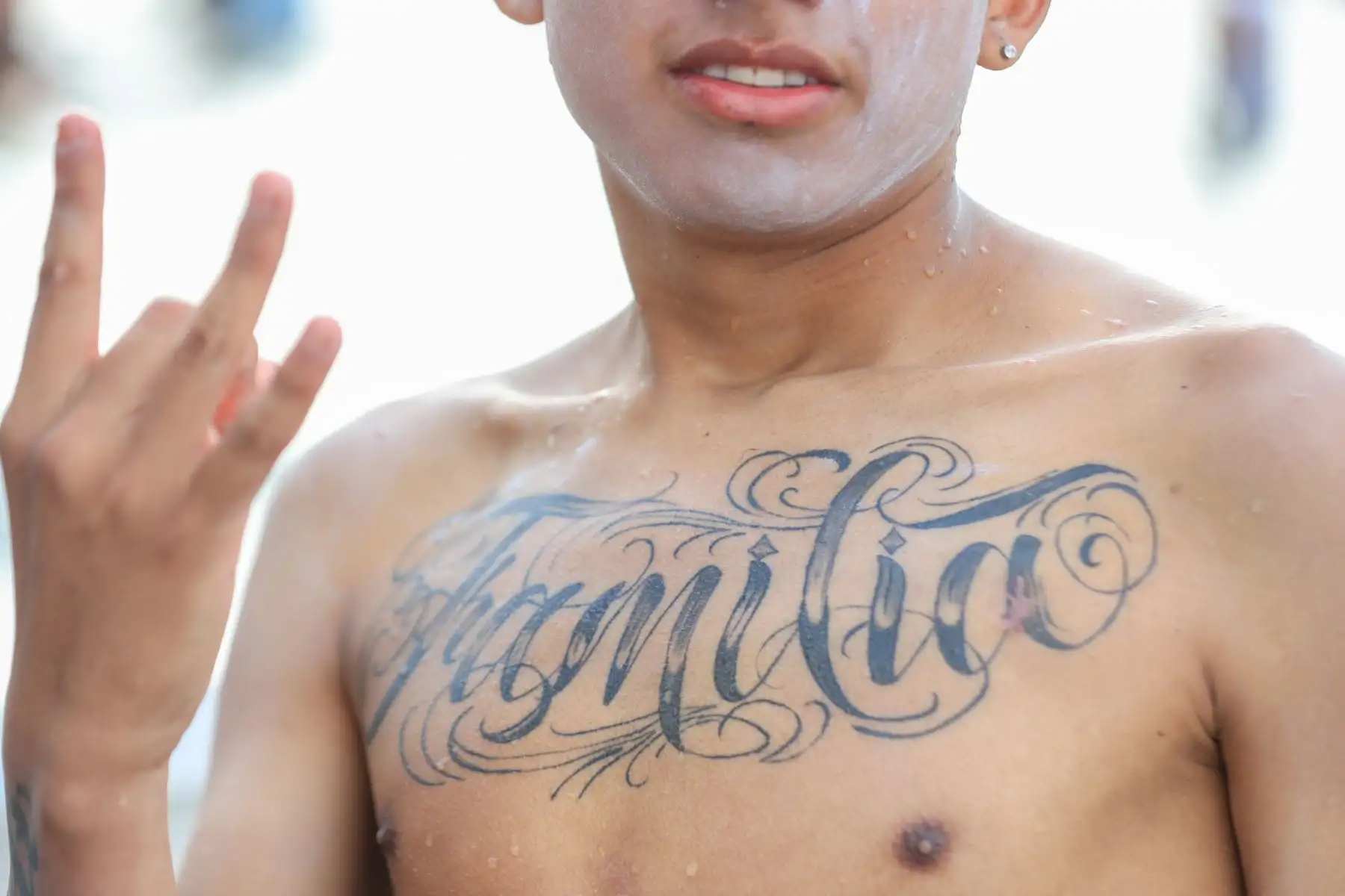 Desde tempranas horas de la mañana hasta el atardecer del 1 de enero de 2026, una gran multitud llegó a la playa Agua Dulce, en Chorrillos, para disfrutar del mar. Grupos de familiares y amigos aprovecharon el día para compartir en este popular lugar y recibir el nuevo año con alegría y diversión. Foto: ANDINA/Ricardo Cuba