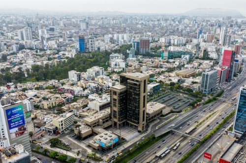 Vista del edificio (al medio) de la sede central de Petroperú, en San Isidro, Lima. ANDINA/Ricardo Cuba