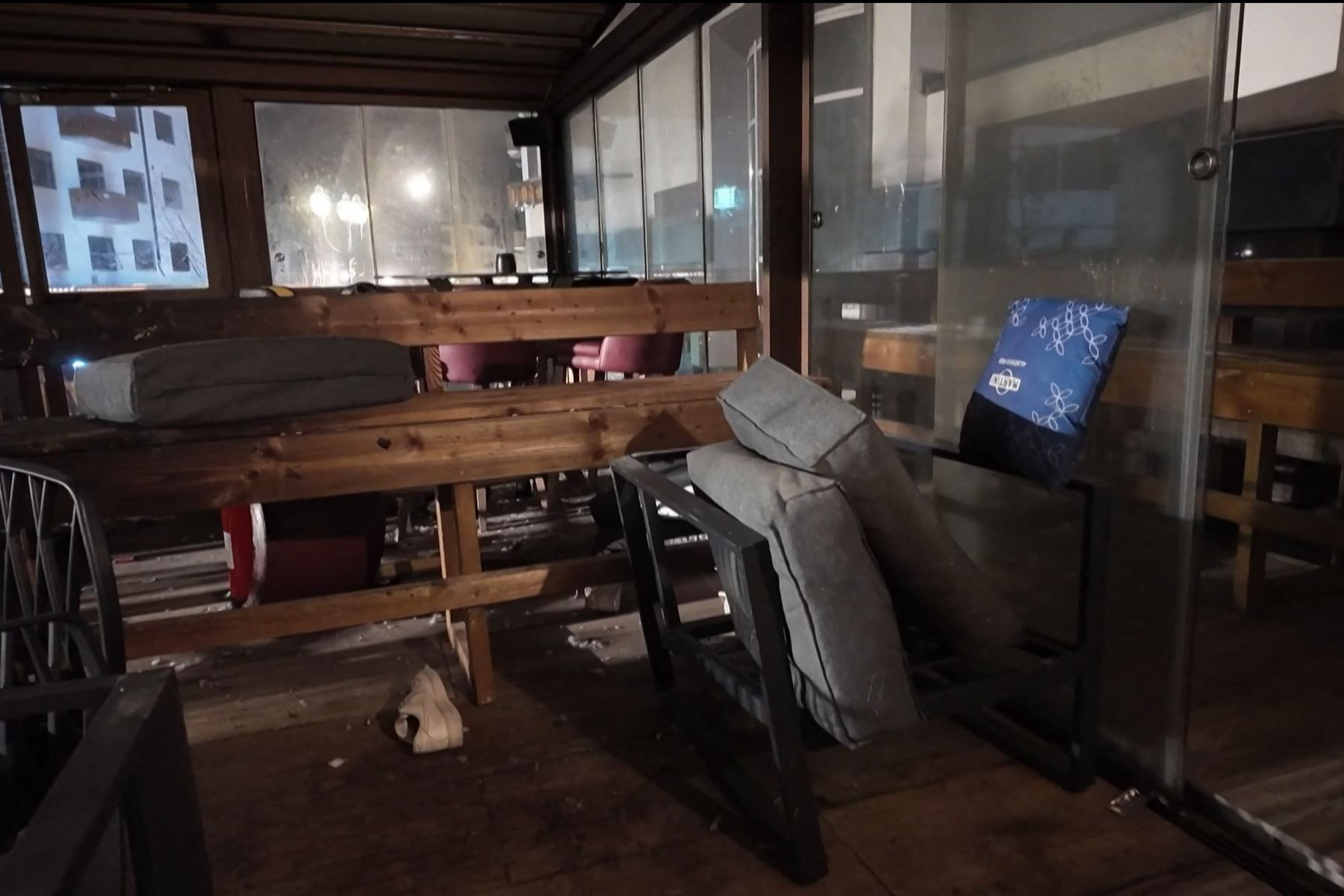 Una captura de video obtenida el 2 de enero de 2026 por la Policía Cantonal de Valaisana muestra el interior del bar tras un incendio en Crans-Montana, una estación de esquí del cantón de Valais, Suiza. Foto: AFP