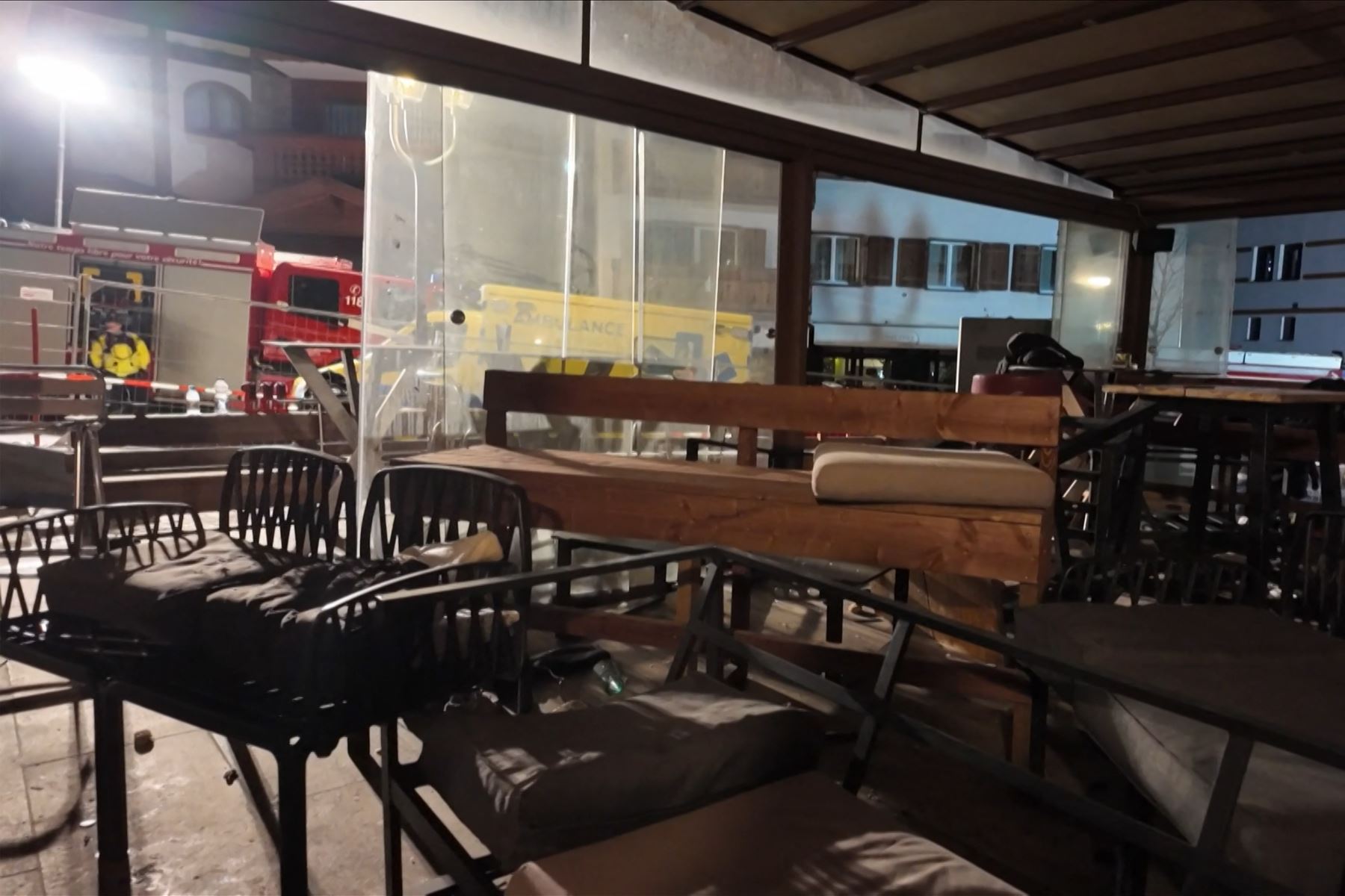 Una captura de video obtenida el 2 de enero de 2026 por la Policía Cantonal de Valaisana muestra el interior del bar tras un incendio en Crans-Montana, una estación de esquí del cantón de Valais, Suiza. Foto: AFP