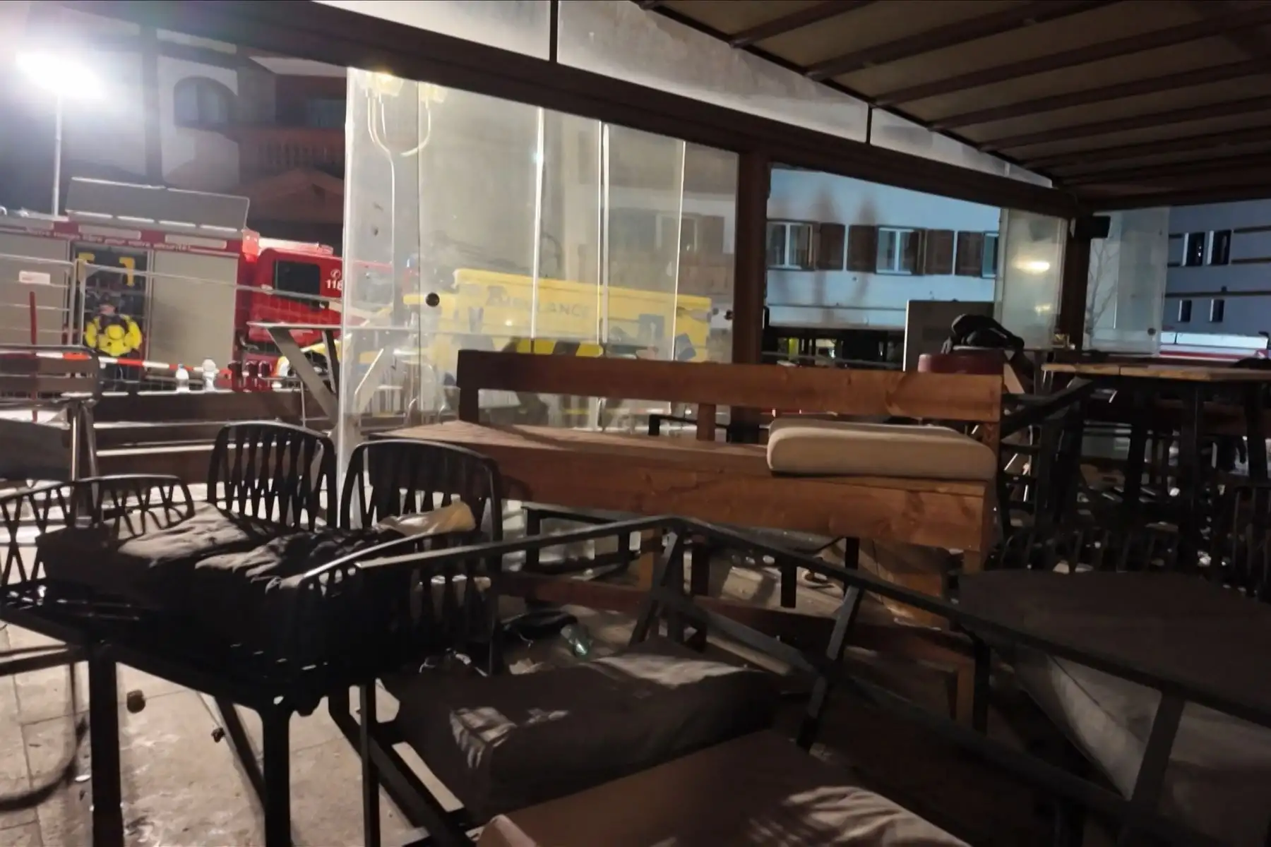 Una captura de video obtenida el 2 de enero de 2026 por la Policía Cantonal de Valaisana muestra el interior del bar tras un incendio en Crans-Montana, una estación de esquí del cantón de Valais, Suiza. Foto: AFP
