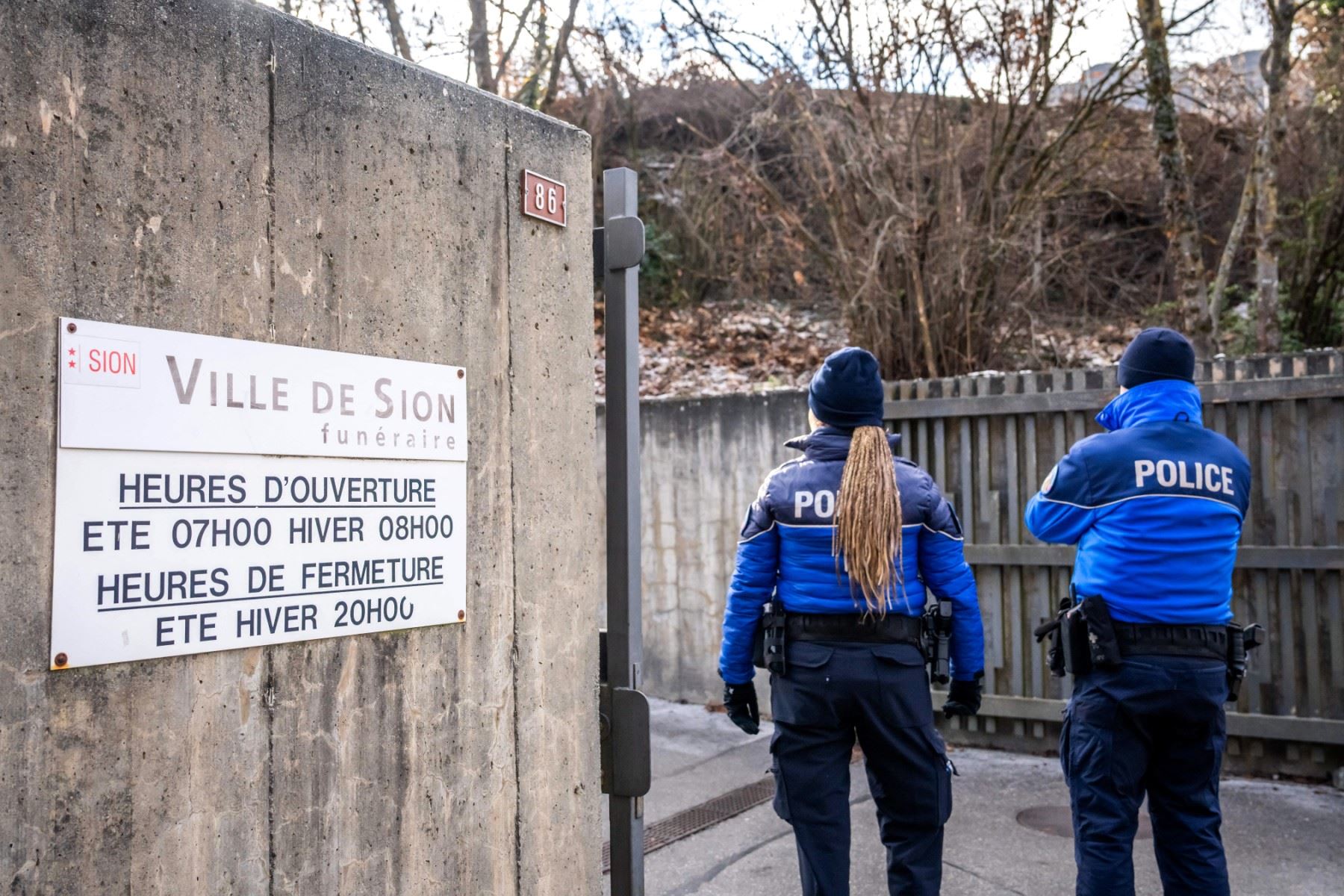 Agentes de la policía suiza montan guardia en la funeraria de Sion el 2 de enero de 2026, al día siguiente del incendio que arrasó un bar en la estación de esquí alpina de Crans-Montana el 1 de enero de 2026, dejando un saldo de unas 40 personas muertas y unas 115 heridas. Foto: AFP