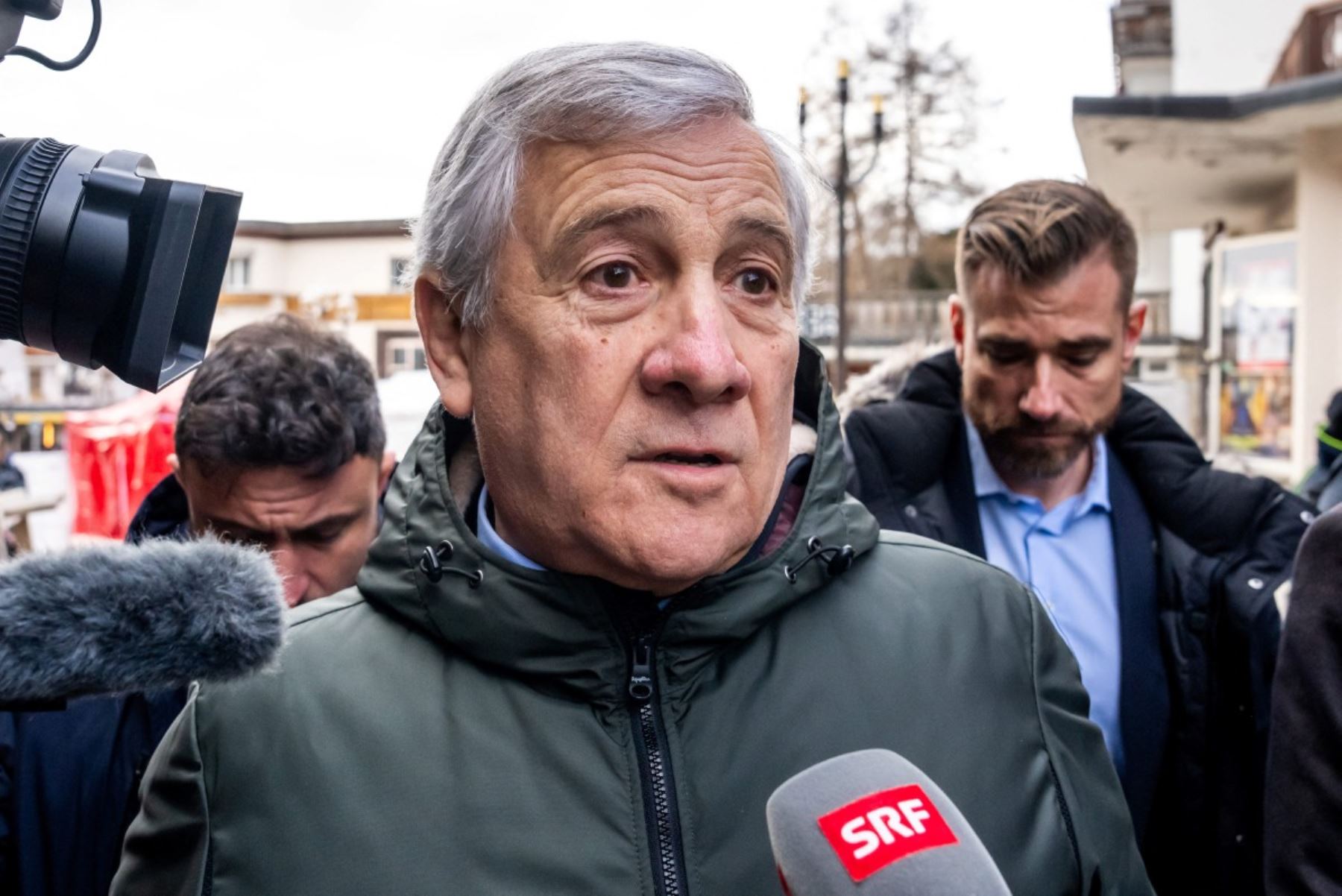El ministro de Asuntos Exteriores italiano, Antonio Tajani, declara a la prensa a su llegada al lugar del incendio que devastó un bar en la estación de esquí alpina, dejando alrededor de 40 muertos y más de 100 heridos en Crans-Montana. Tajani declaró que unos 15 italianos resultaron heridos y que un número similar seguía desaparecido. Foto: AFP