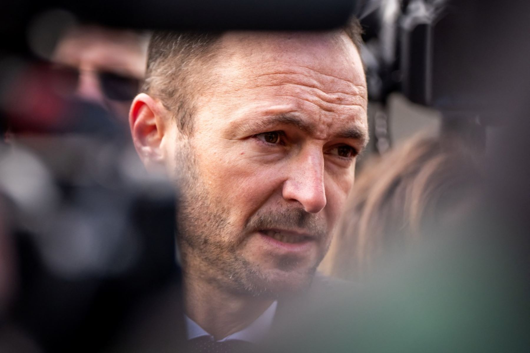 El jefe del Departamento de Asuntos Sociales y Cultura del Cantón del Valais, Mathias Reynard, habla con la prensa el 2 de enero de 2026, a su llegada al lugar del incendio que devastó un bar en la estación de esquí alpina de Crans-Montana el 1 de enero, dejando alrededor de 40 muertos y más de 100 heridos. Foto: AFP