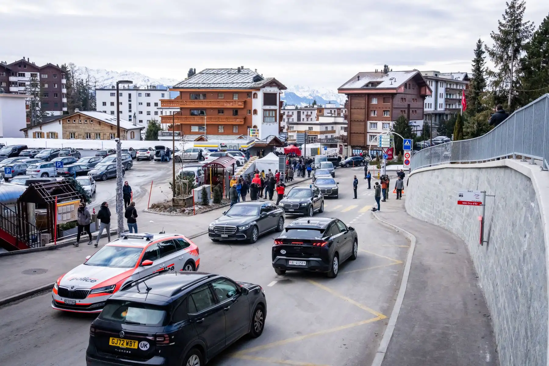 Un convoy de vehículos policiales acompaña al ministro de Asuntos Exteriores italiano, Antonio Tajani, a su llegada al lugar del incendio que devastó un bar en la lujosa estación de esquí alpina de Crans-Montana el 1 de enero de 2026, matando a unas 40 personas e hiriendo a más de 100. Foto: AFP