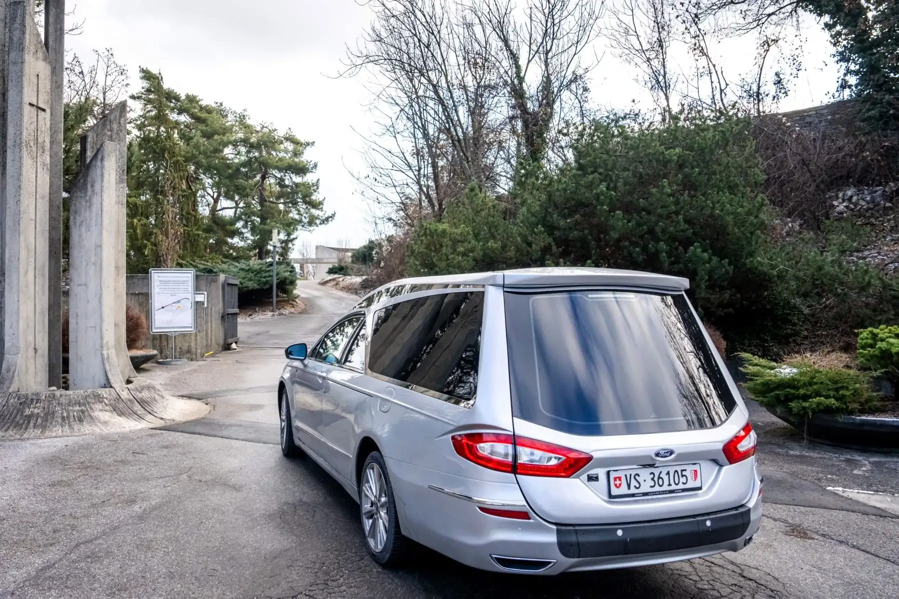 Un coche fúnebre llega a la funeraria de Sion el 2 de enero de 2026, al día siguiente del incendio que arrasó un bar en la estación de esquí alpina de Crans-Montana, dejando unas 40 personas muertas y unas 115 heridas. Foto: AFP