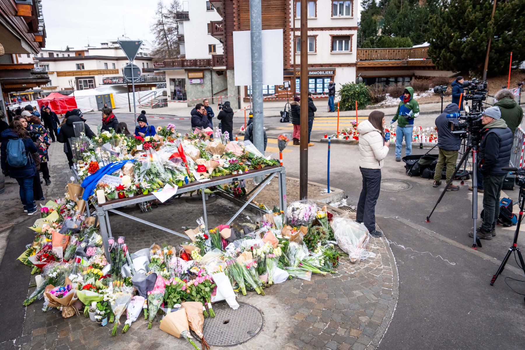 Familiares de víctimas se reúnen cerca del lugar del incendio que arrasó un bar durante las celebraciones de Año Nuevo en la estación de esquí alpina de Crans-Montana, dejando un saldo de unas 40 personas muertas y más de 100 heridas. Foto: AFP